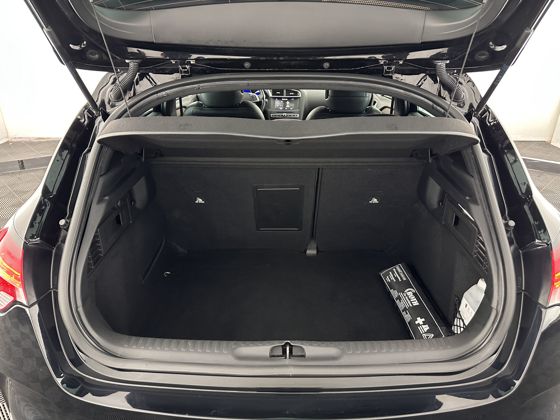 DS 4 1.6 BlueHDi Chic *PANO-WINDOW | FULL-LED | LEATHER-ALCANTARA | HEATED-COMFORTSEATS | NAVI-FULLMAP | DAB | CAMERA | PRIVACYGLASS | ECC | PDC | CRUISE | KEYLESS | TOWBAR | 16''ALU*