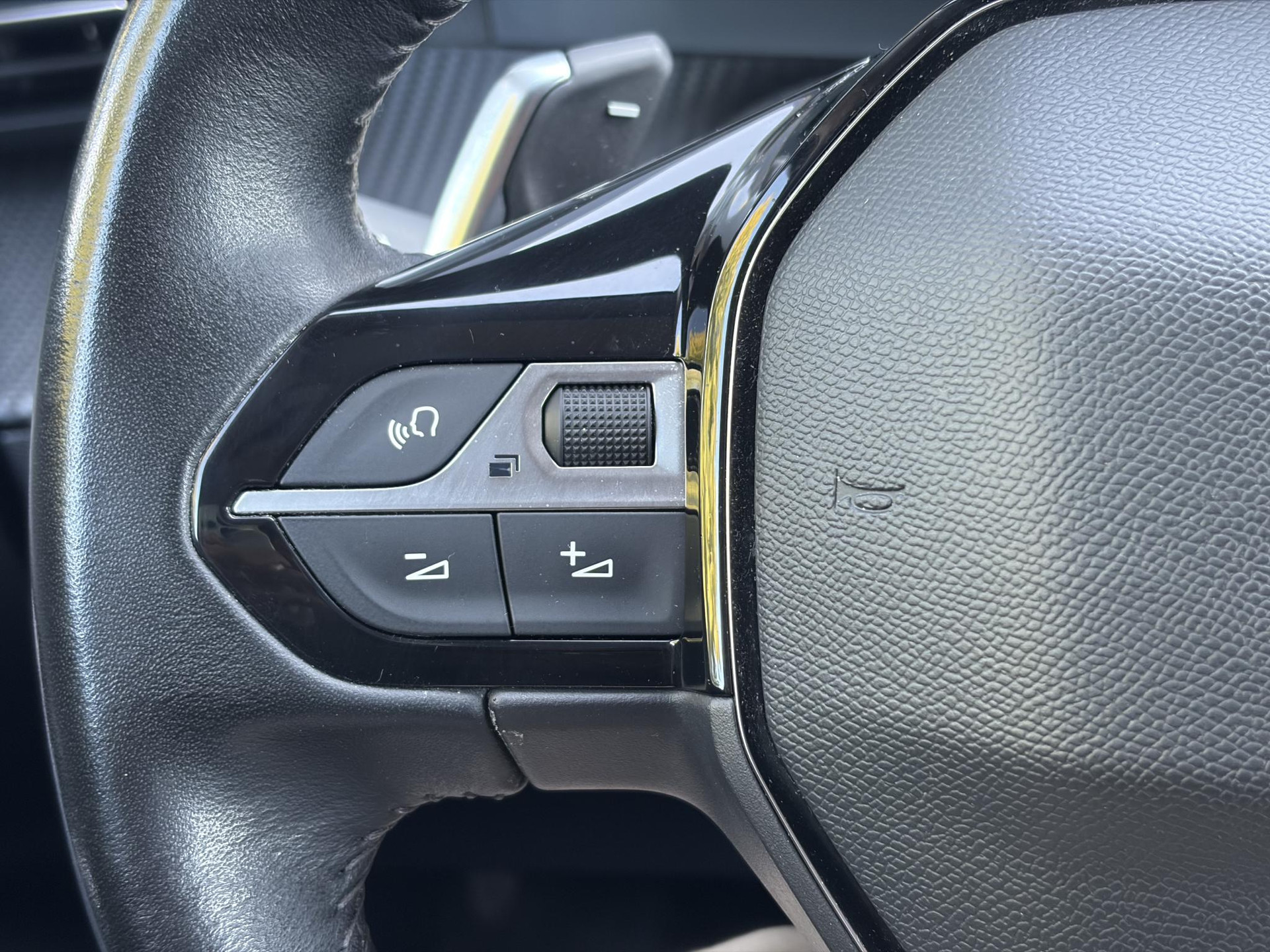 Peugeot 2008 1.2 PureTech Allure ✓Recent beurt gehad✓D-riem vv in 06-2025✓360° Camera✓Draadloze telefoonlader✓Carplay✓Keyless✓Automaat✓Trekhaak✓Halfleder✓Navi✓Clima✓Cruise✓131pk✓Lm velgen✓2e Eigenaar✓Pdc V+A✓Rijstrooksensor✓N.A.P✓Apk tot 04-2028