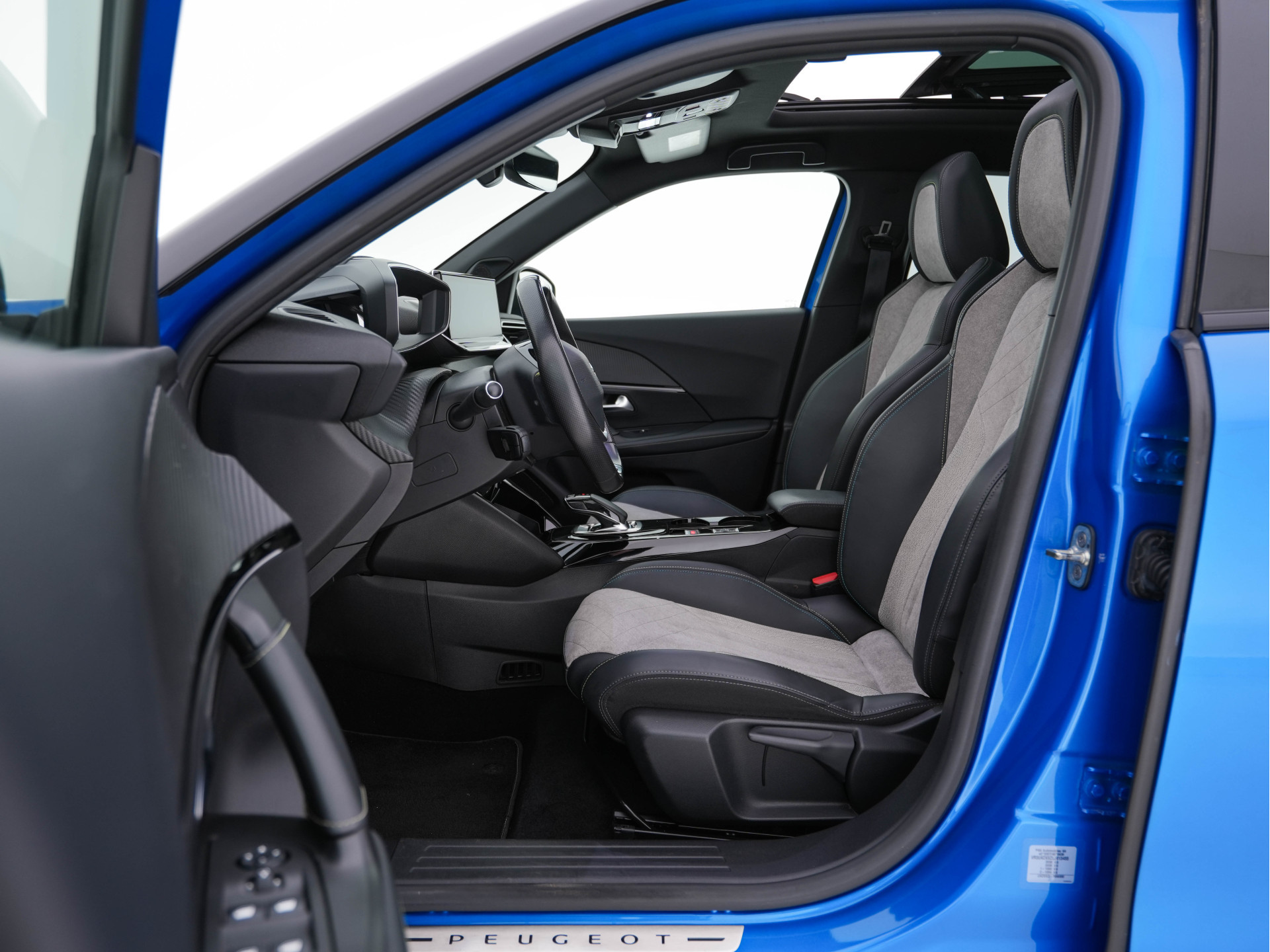 Peugeot e-2008 EV GT 50 kWh {SOH-91%} (INCL-BTW) Aut. *PANO | ADAPT.CRUISE | DIGI-COCKPIT | FULL-LED | BLIS | KEYLESS | MICROFIBRE-LEATHER | CAMERA | CARPLAY | CCS-FASTLOADER | DAB+ | NAVI-FULLMAP | ECC | PDC | SPORT-SEATS | ...