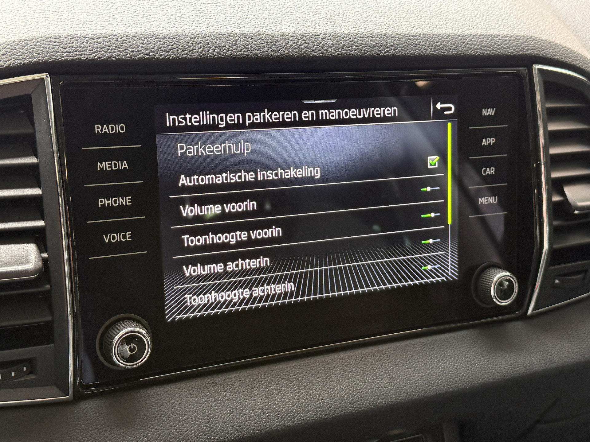 ŠKODA Karoq 1.5 TSI ACT Business Edition Plus | Panoramadak | Camera | Adaptive cruise | Stoelverwarming | Full LED | NL auto | Dealer onderhouden