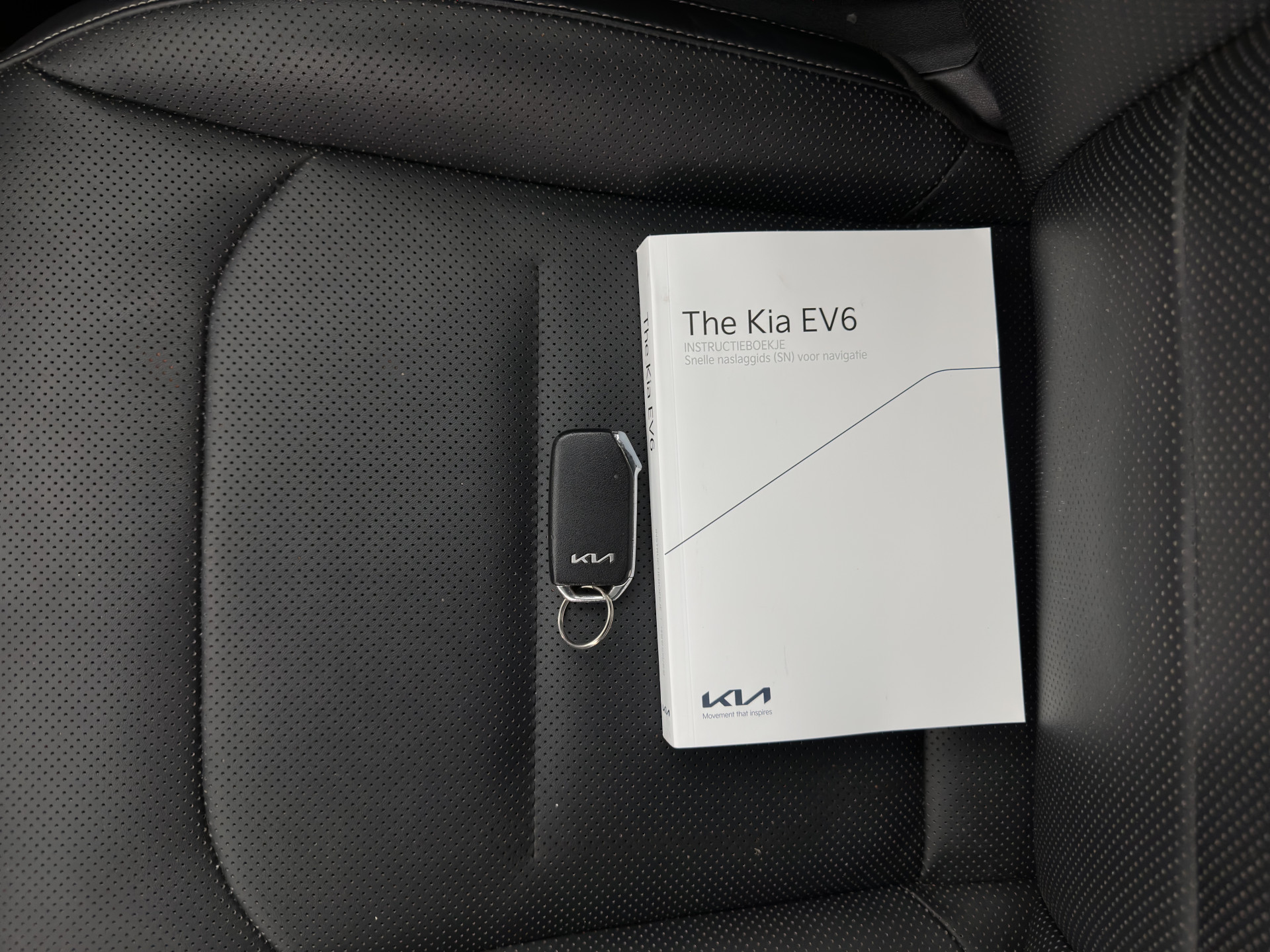 Kia EV6 Plus 77.4 kWh [ 3-Fase ] SOH100% (INCL-BTW) Aut. *LEATHER | ADAPTIVE-CRUISE | DIGI-COCKPIT | MERIDIAN-AUDIO | MEMORY-PACK | FULL-LED | KEYLESS | CAMERA | DAB | BLIND-SPOT | NAVI-FULLMAP | PRIVACY-GLASS | AMBIENT-LIGH