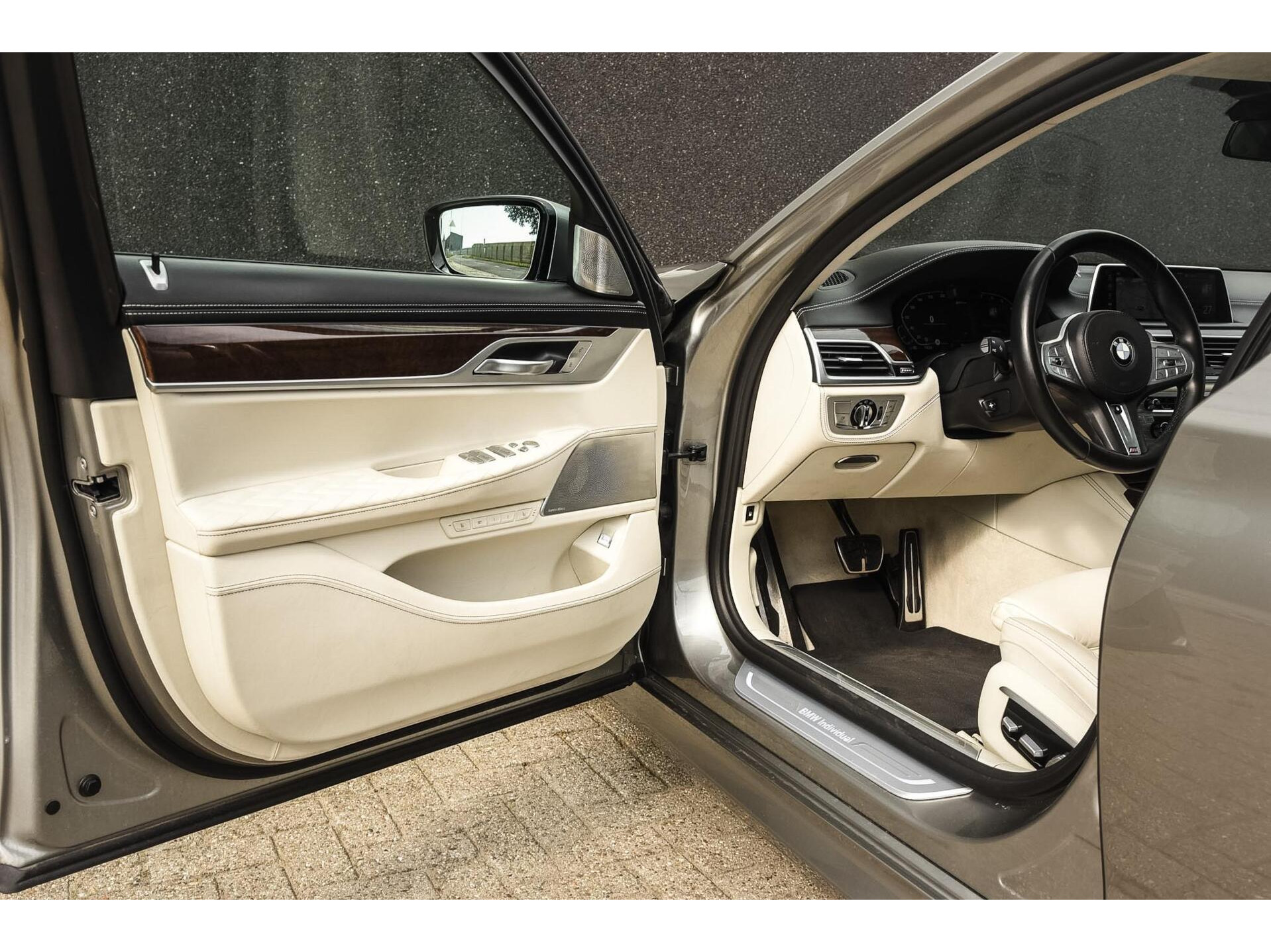 BMW 745Le High Executive | M Sport | Massage | Lounge