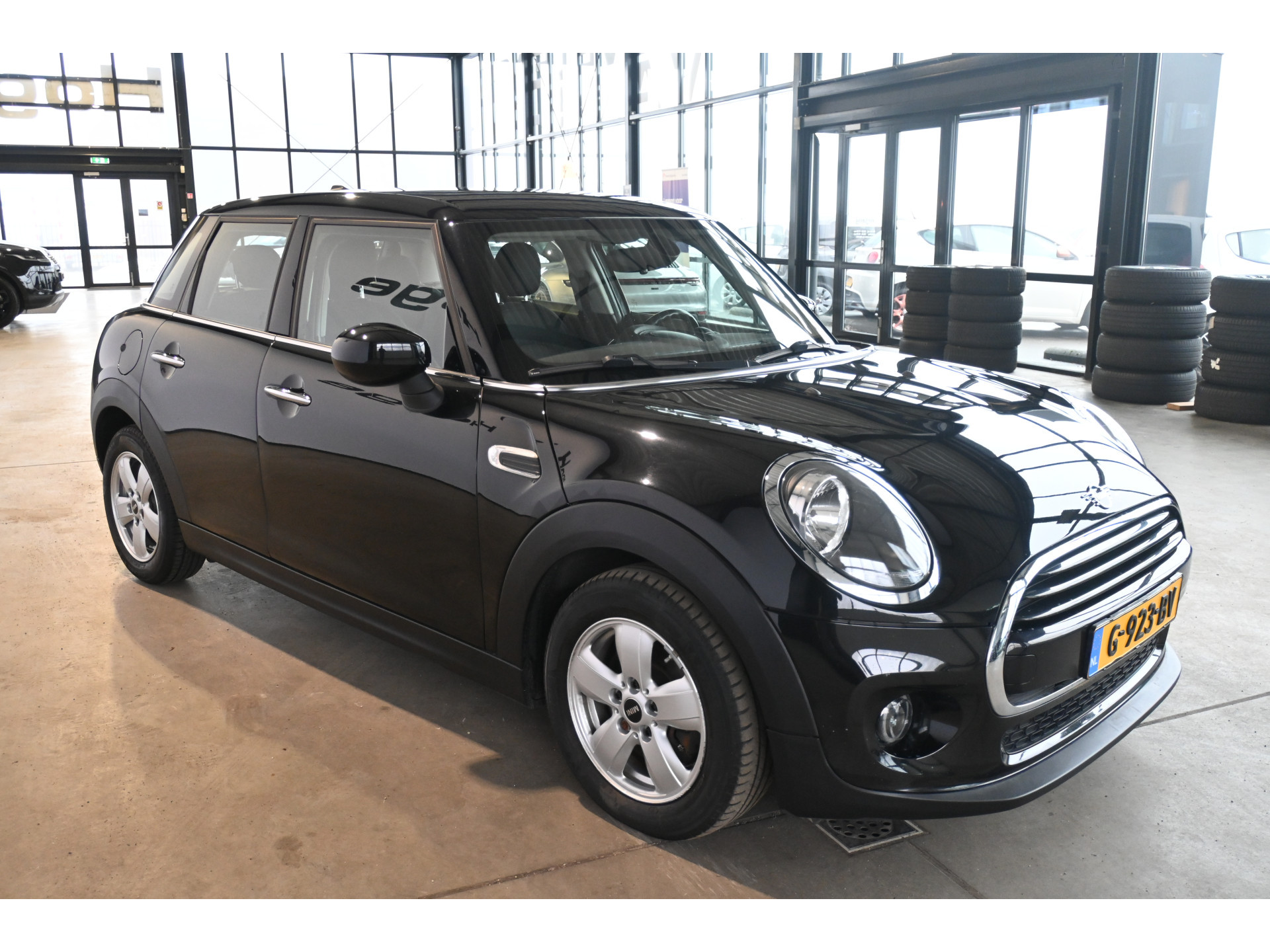 MINI Mini 1.5 Cooper Airco Navigatie LED Cruise Control Direct Leverbaar! Rijklaarprijs Inruil Mogelijk!