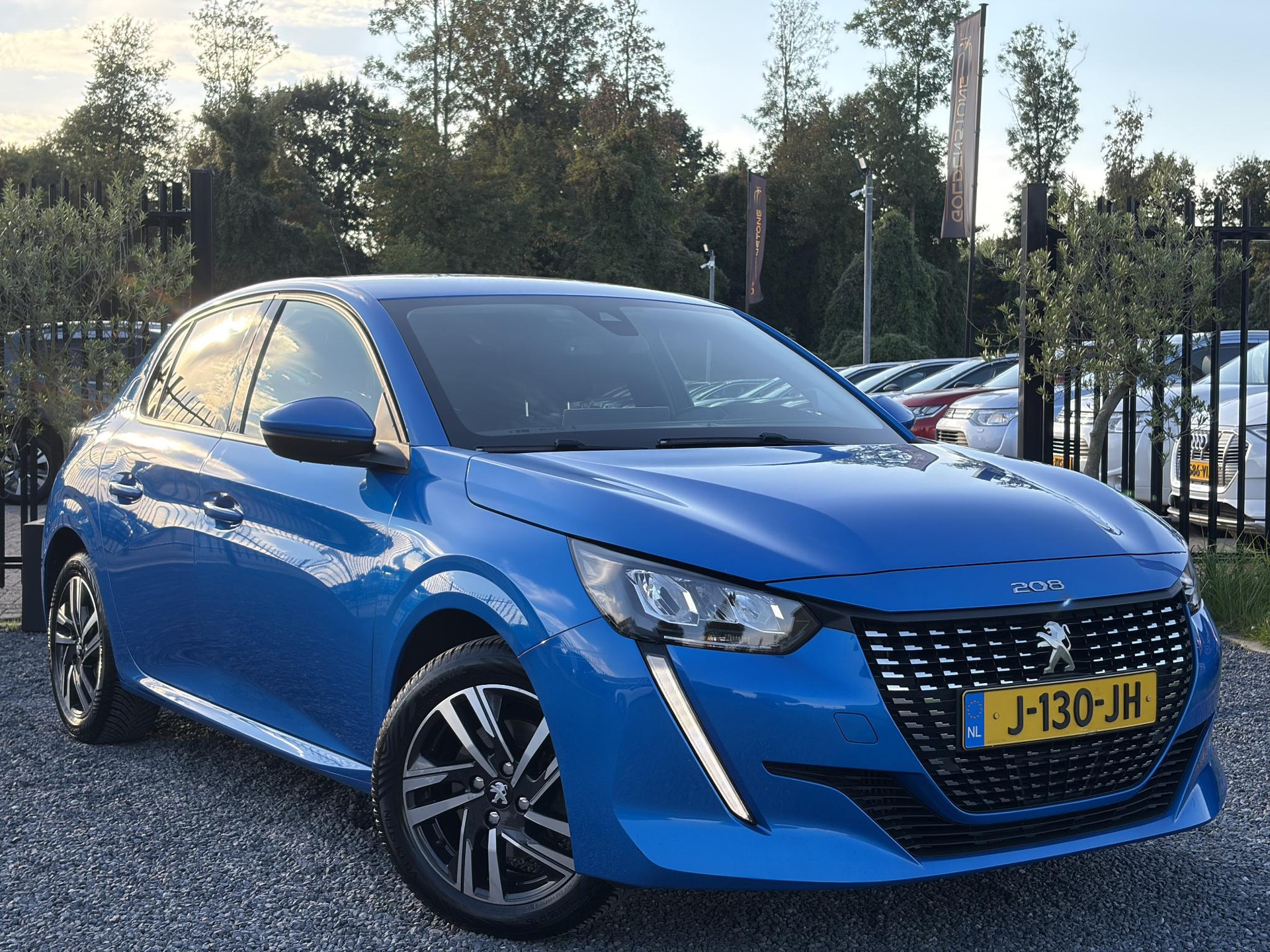 Peugeot 208 1.2 PureTech Allure ✓D-riem vv in 10-2025✓1e Eigenaar✓360° Camera✓Carplay✓Navi✓101pk✓LED✓Clima✓Cruise✓6 Bak✓Pdc✓Lm velgen✓Halfleder✓Recent beurt gehad✓N.A.P✓Apk tot 08-2028