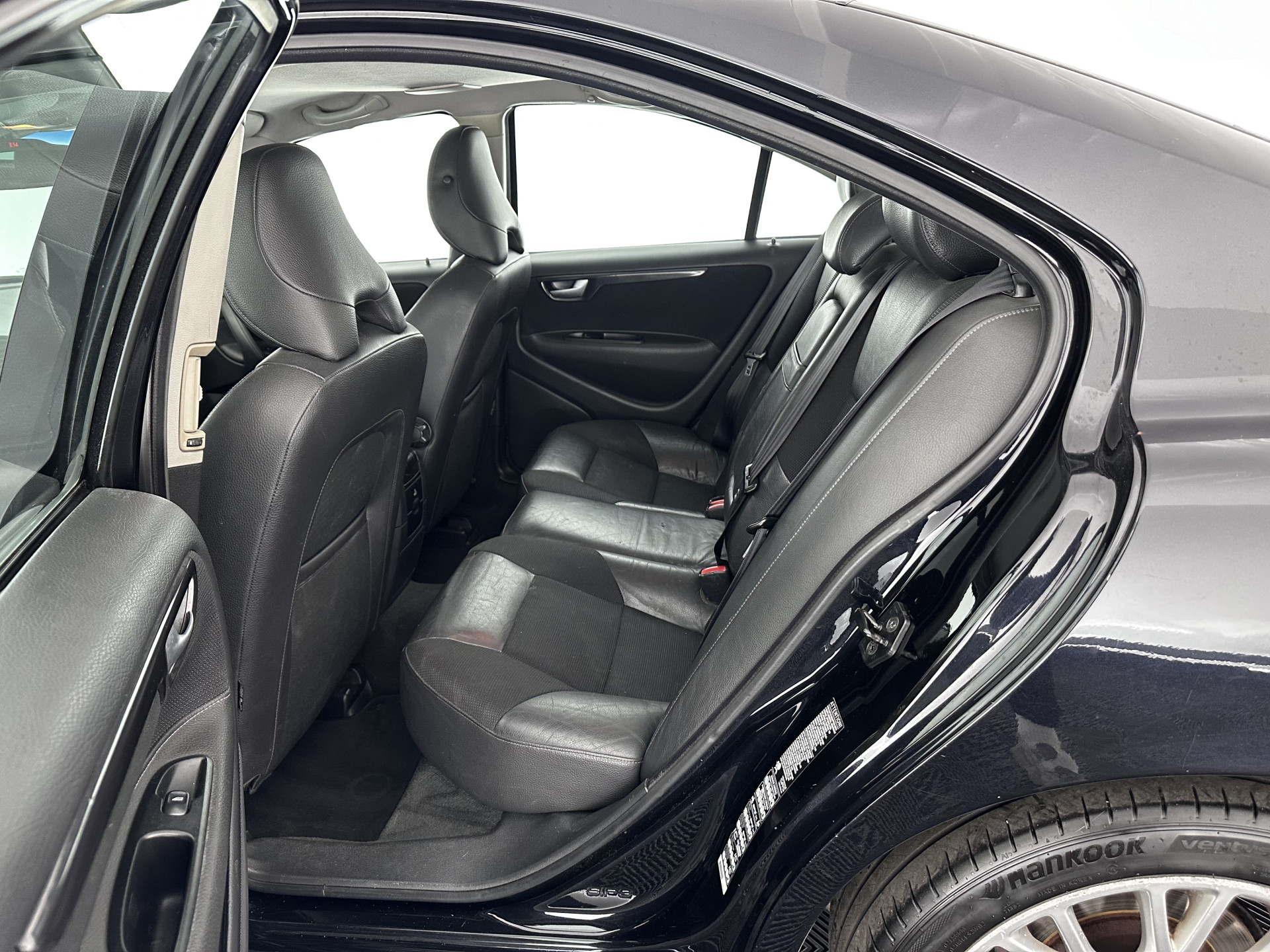 Volvo S60 2.4 D5 Momentum Aut.*NAVI-FULLMAP | LEATHER-FABRIC | ECC | CRUISE | PDC | TOWBAR | HEATED-COMFORTSEATS | 17"ALU*