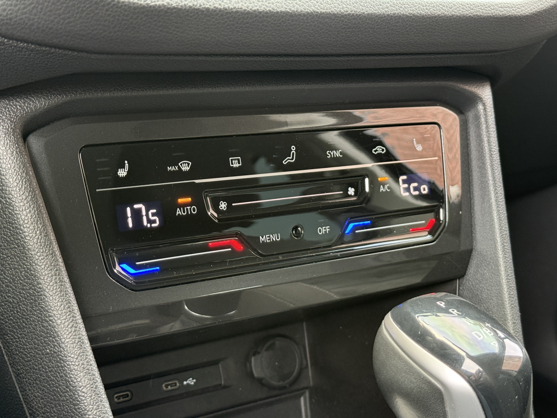 Volkswagen Tiguan 1.4 TSI eHybrid R-Line Business+ | Camera | Stoelverwarming | Dodehoeksensoren