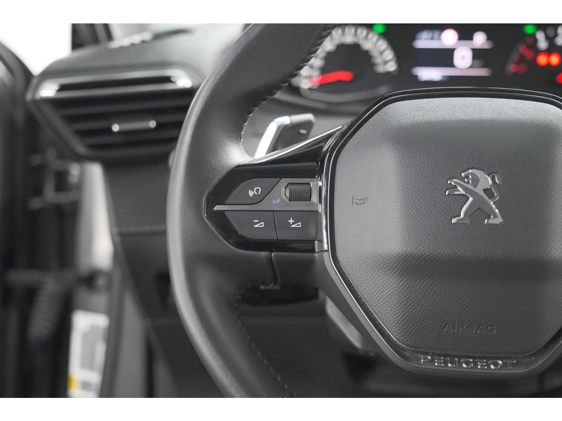 Peugeot 2008 PureTech 130 EAT8 Allure Pack | Trekhaak | Camera | Navigatie | Parkeersensoren