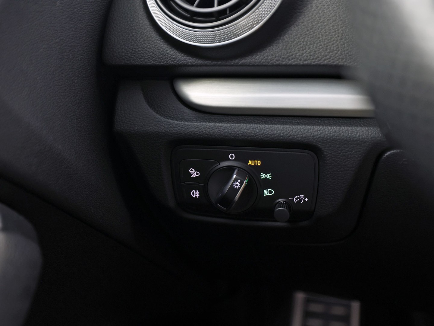 Audi A3 Limousine 1.4 TFSI S-Line Sport 150Pk (2X S-LINE, GROOT NAVI, BANG&OLUFSEN, KEYLESS, AFGEVLAKT STUUR, STOELVERWARMING, PARKEERSENSOREN, SPORTSTOELEN, LM VELGEN, NIEUWE APK)