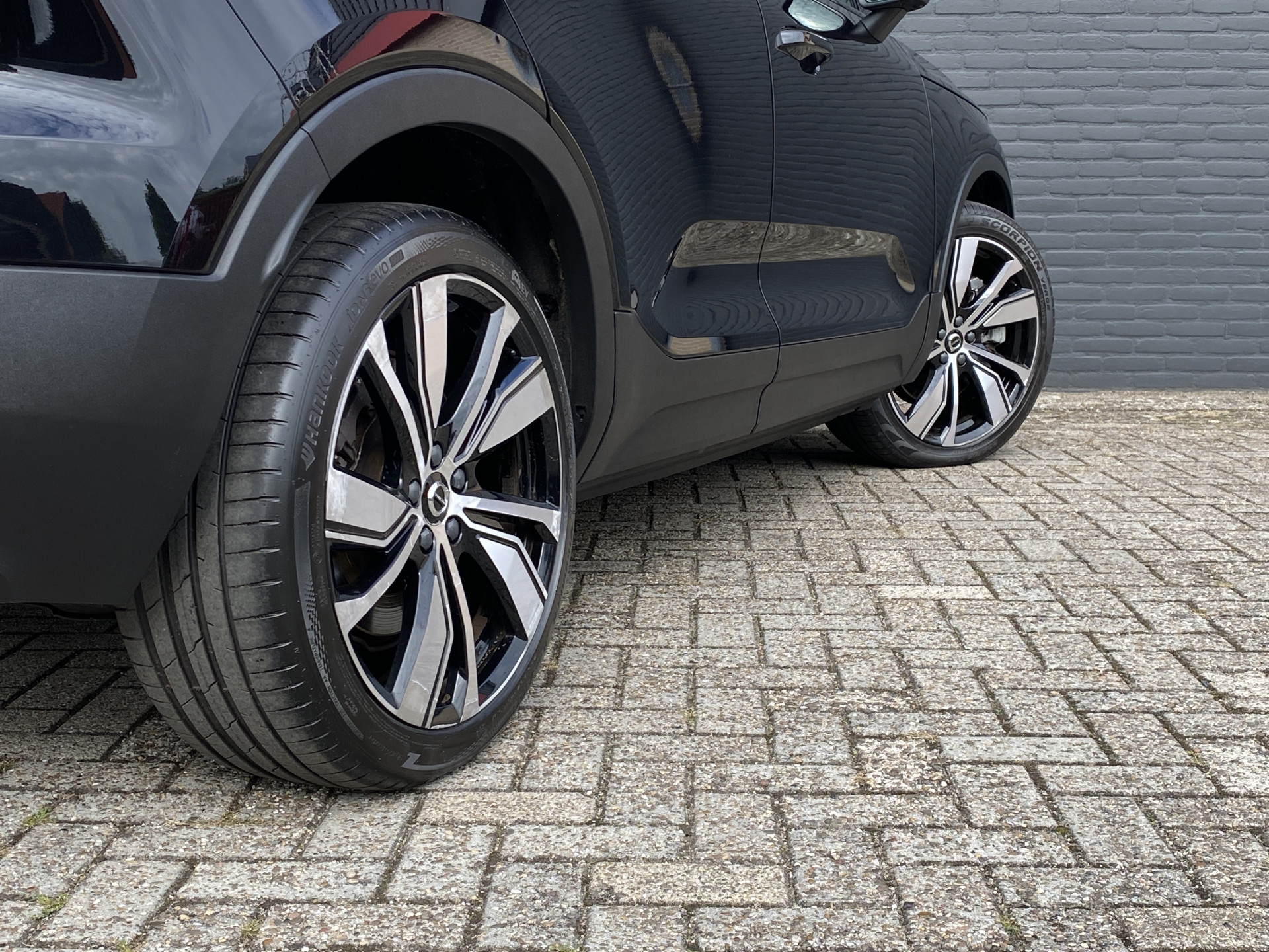 Volvo XC40 Recharge P8 AWD R-Design 408 pk | 1e eigenaar | dealer onderh. | panoramadak | trekhaak | 360 camera | stoelverw.