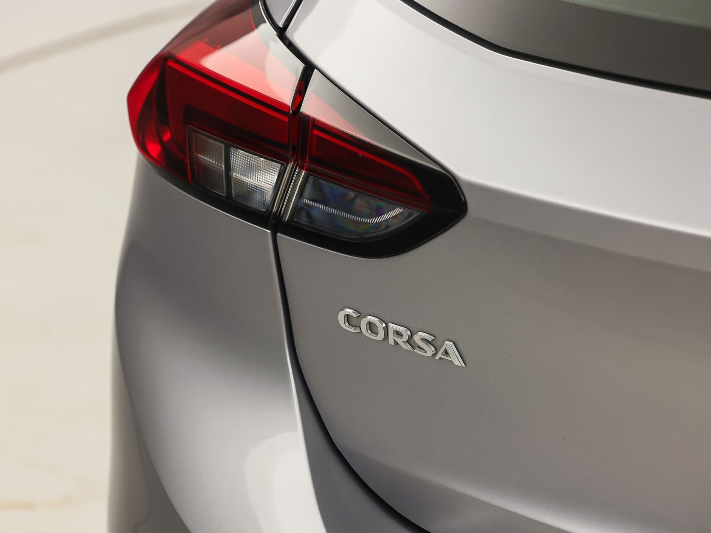 Opel Corsa 1.2 Sport (APPLE CARPLAY, GROOT NAVI, 360 CAMERA, SPORTSTOELEN, LM VELGEN, CRUISE, NIEUWSTAAT)
