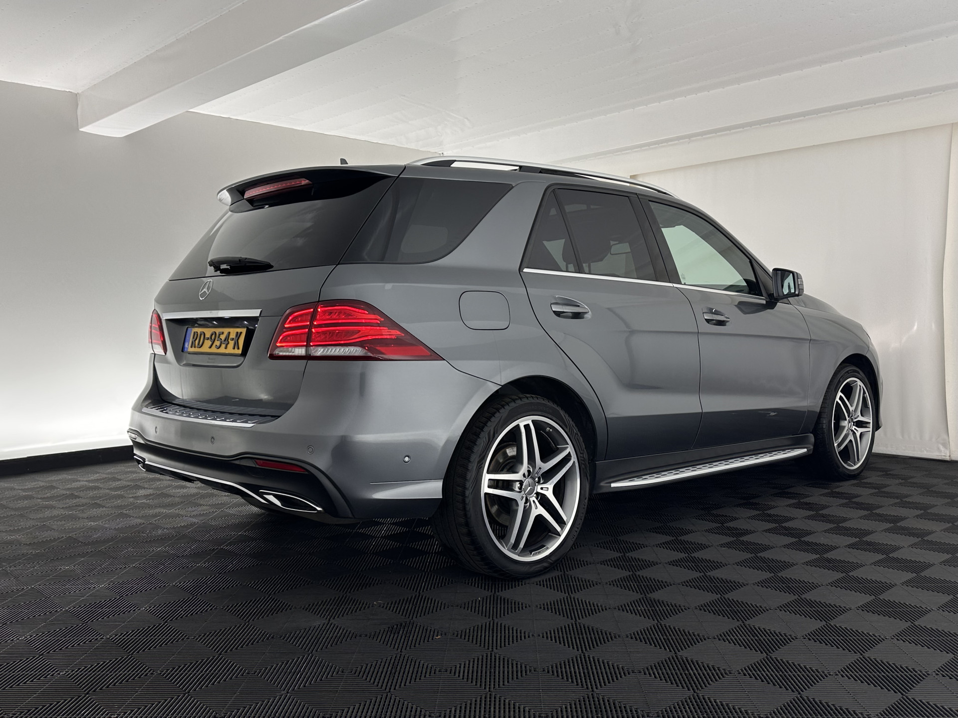 Mercedes-Benz GLE-klasse 350 d 4MATIC AMG Sport Edition (INCL-BTW) *PANO | DISTRONIC-PLUS | LEATHER | FULL-LED | BLINDSPOT | HARMAN/KARDON | TOPVIEW | MEMORY-PACK | AIRSUSPENSION | HEATED-COMFORTSEATS | NAVI-FULLMAP | PRIVACYGLASS | 21"ALU*