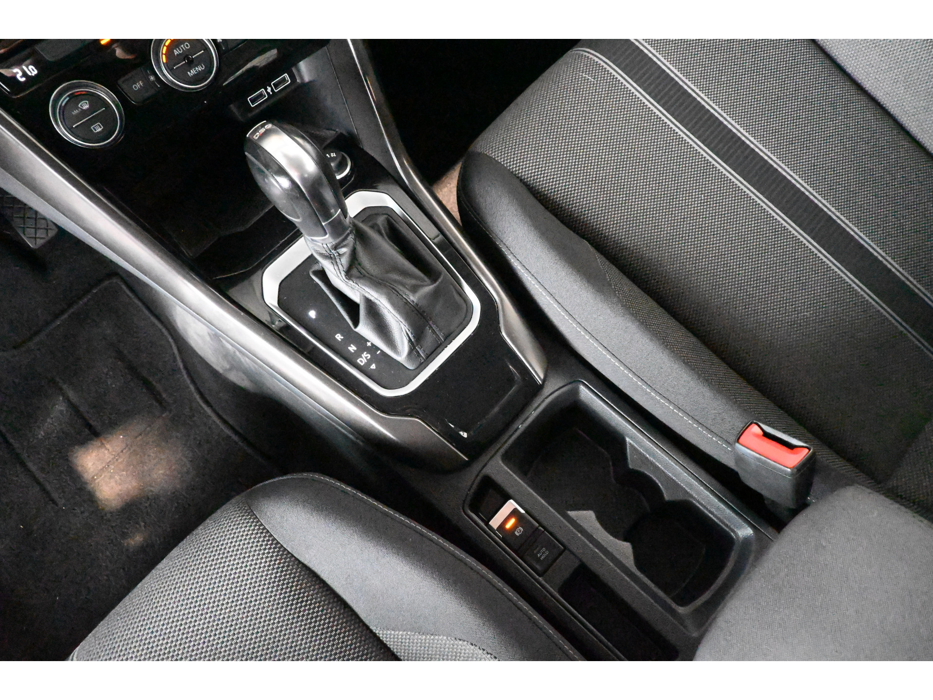 Volkswagen T-Roc 1.5 TSI Style Automaat Clima Carplay Cruise Control Trekhaak Rijklaarprijs! Inruil Mogelijk!