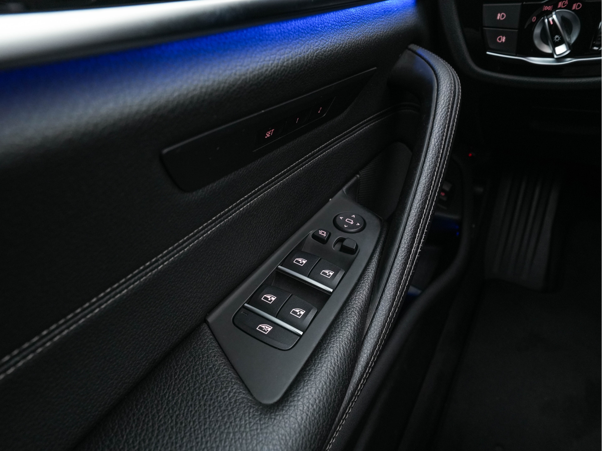 BMW 5-serie Touring 530d Sportline High Executive Aut. *PANO | LEATHER | FULL-LED | MEMORY-PACK | TOP-VIEW | HEATED-COMFORTSEATS | NAVI-FULLMAP | PRIVACY-GLASS | AMBIENT-LIGHT | ECC | CARPLAY | PDC | TOWBAR | SHIFT-PADDLES | 20"ALU*