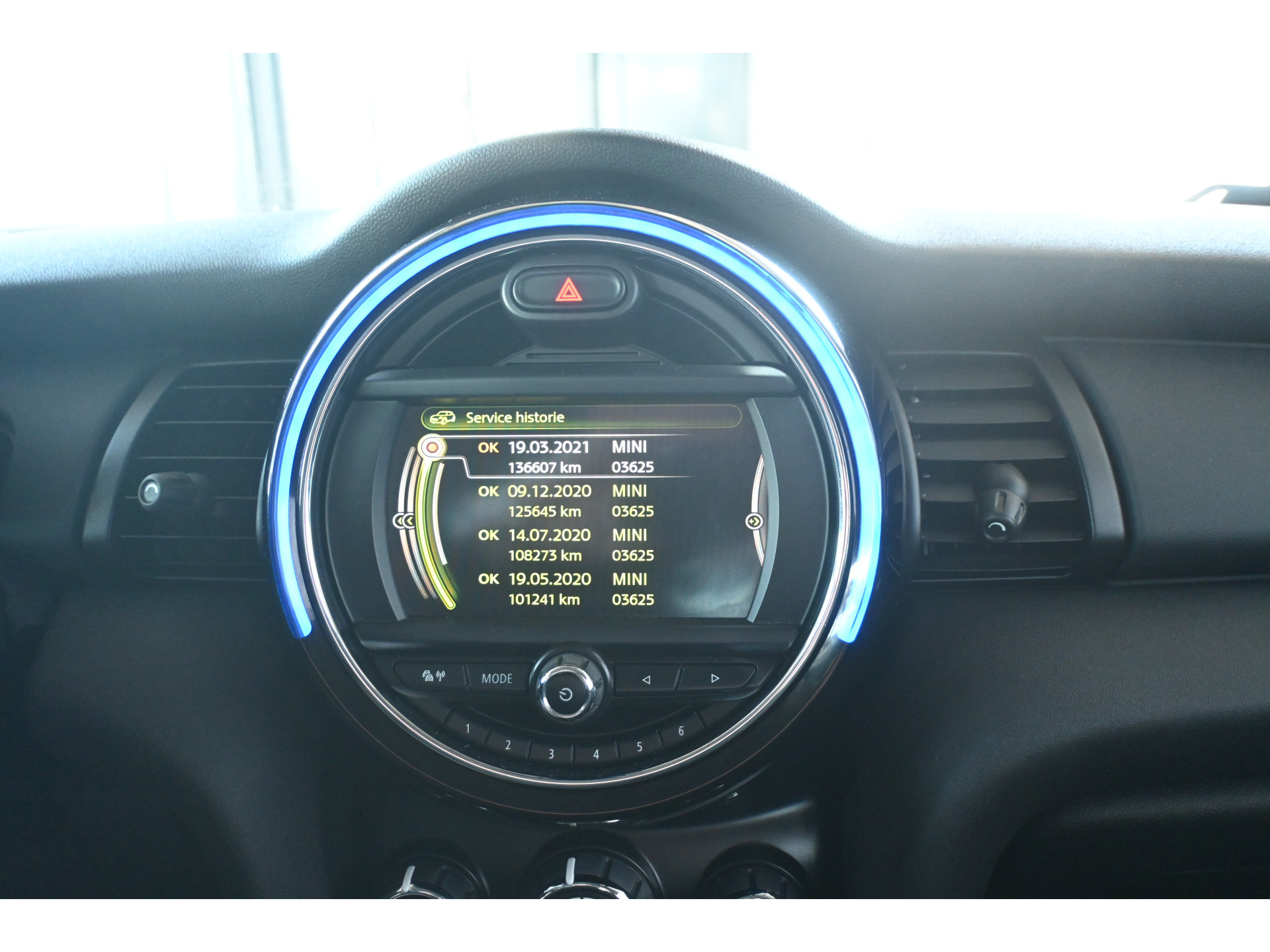 MINI Mini 1.5 Business Nap Airco Cruise control Navigatie Lichtmetaal Inruil mogelijk