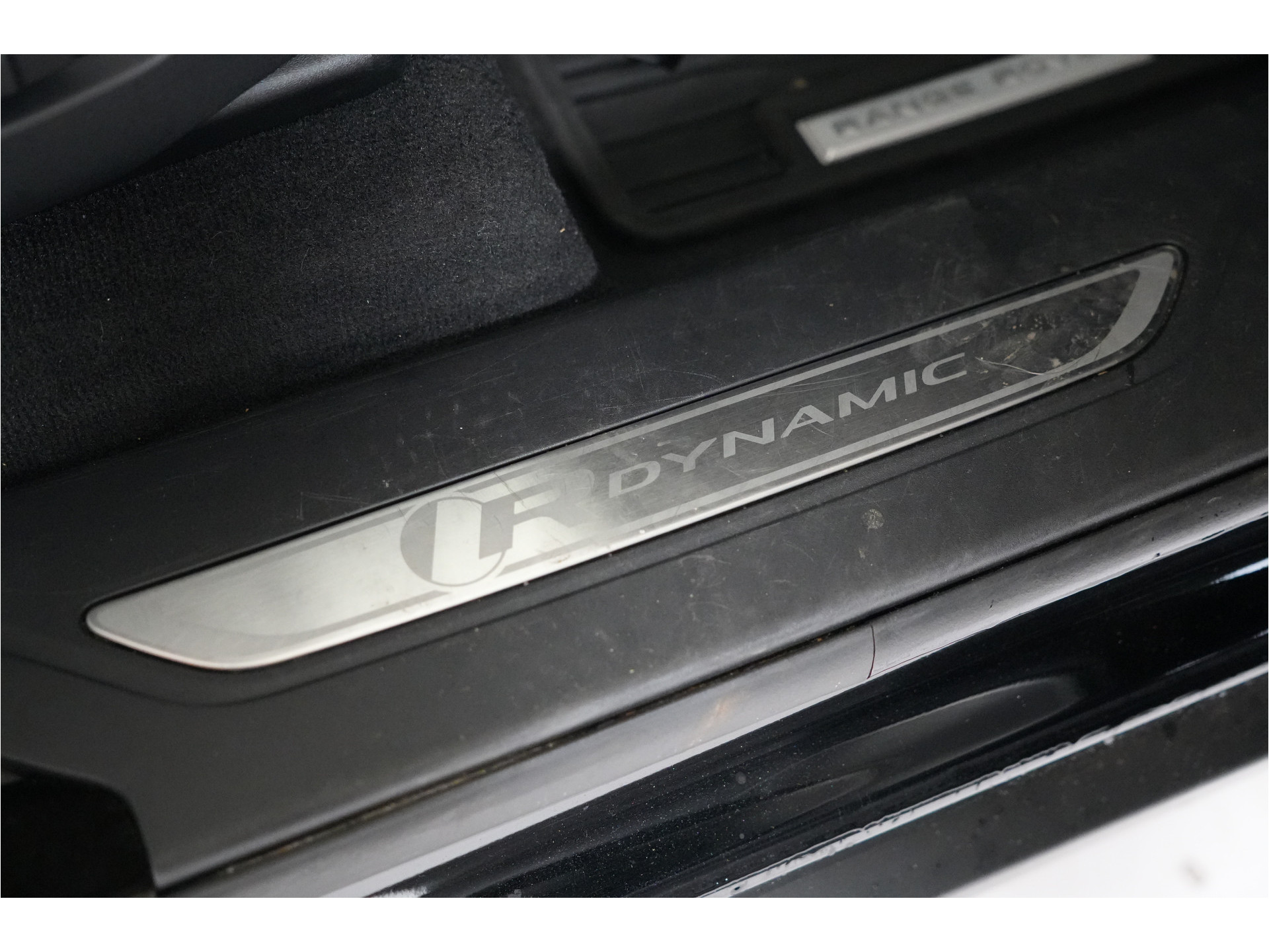 Land Rover Range Rover Velar 2.0 I4 Turbo 300 pk AWD R-Dynamic SE | Pano | Trekhaak | El. Stl. verst. | Massage | Leder | Inparkeer |e | Stl. verw. |