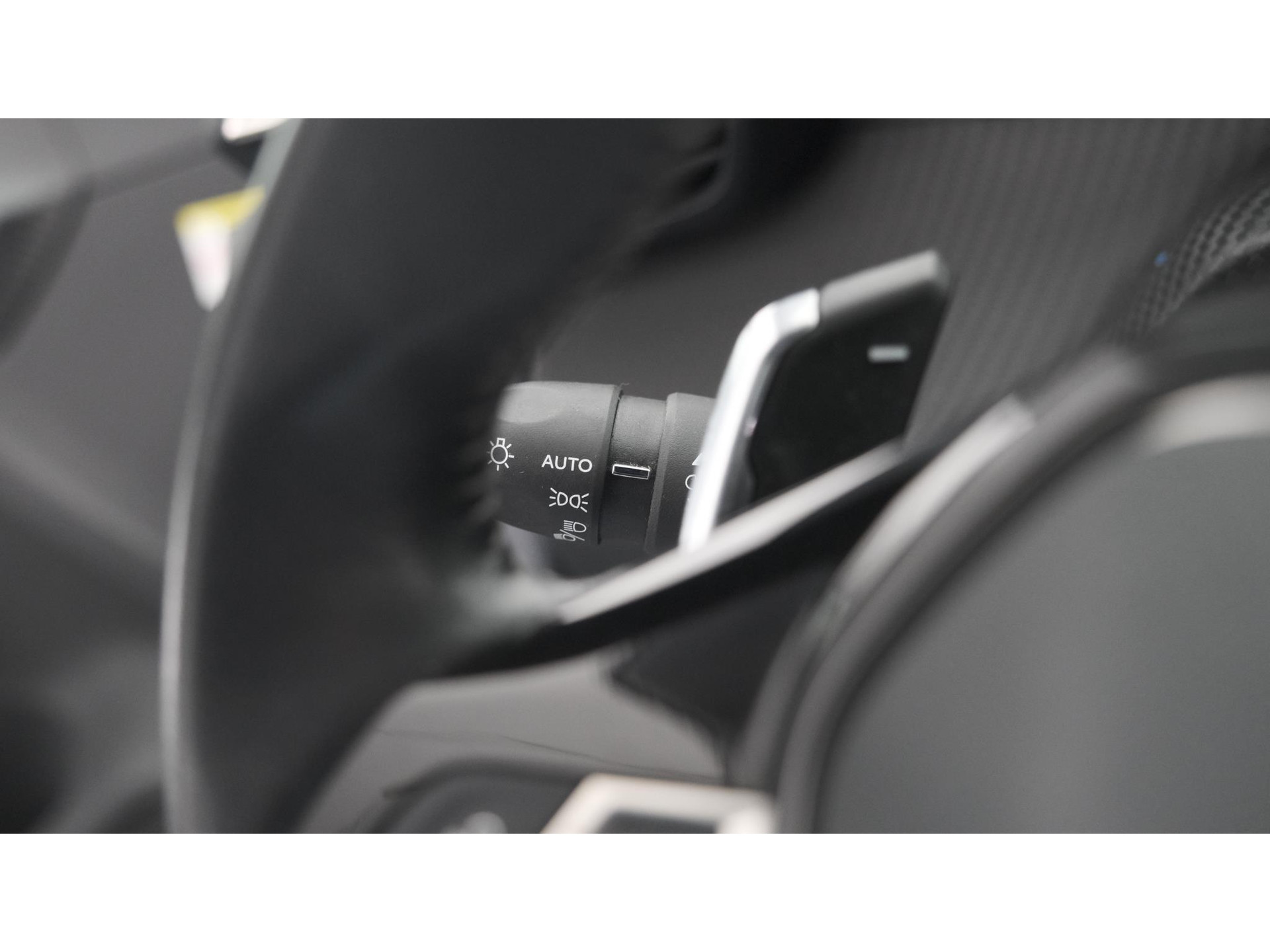 Peugeot 208 PureTech 100 EAT8 Allure | Parkeersensoren | Stoelverwarming | Apple Carplay | Climate Control
