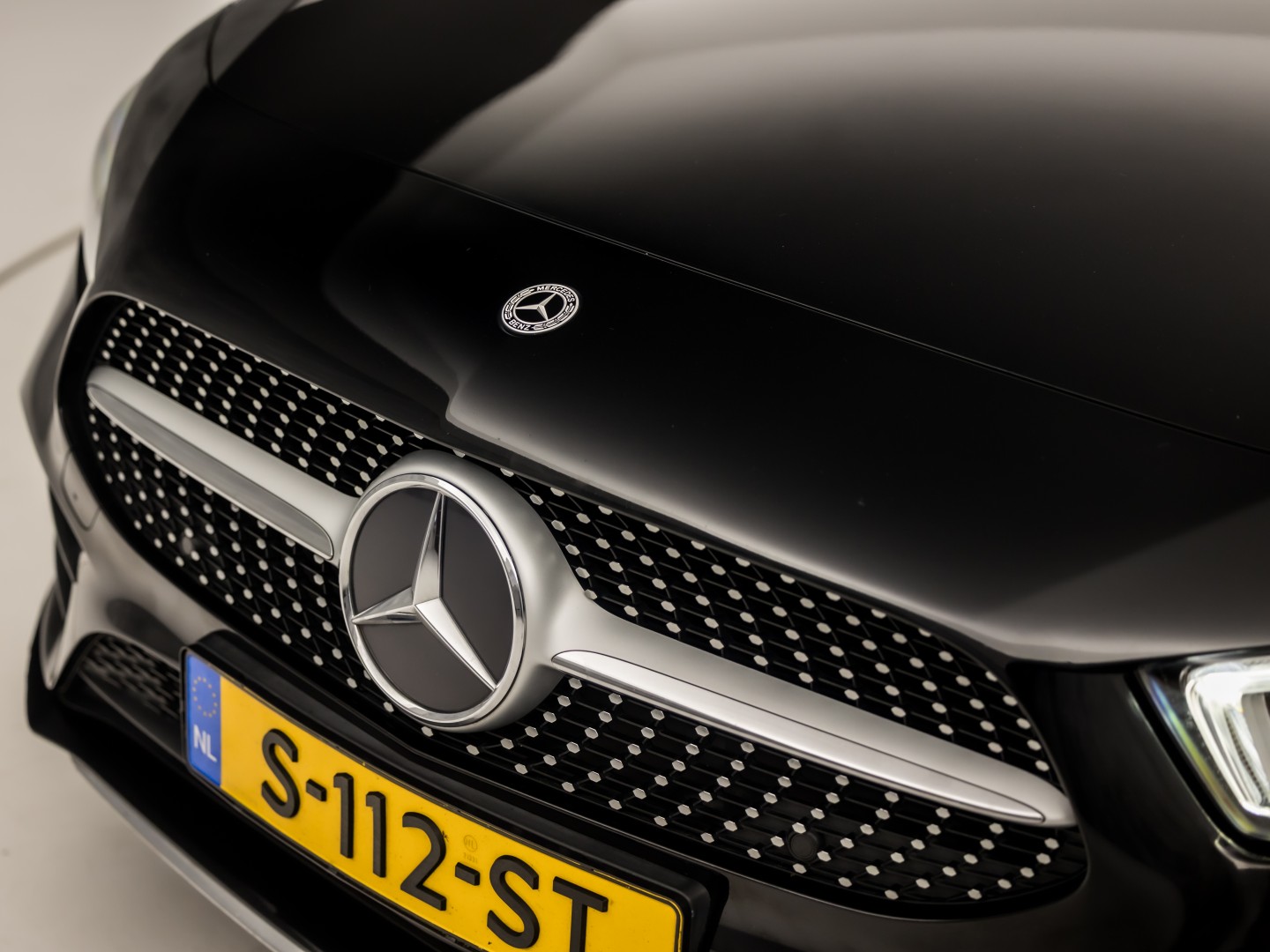 Mercedes-Benz A-Klasse 250 e AMG Sport 218Pk Automaat (PANORAMADAK, GROOT NAVI, SFEERVERLICHTING, CAMERA, GETINT GLAS, SPORTSTOELEN, LEDER/ALCANTARA, STOELVERWARMING, NIEUWSTAAT)