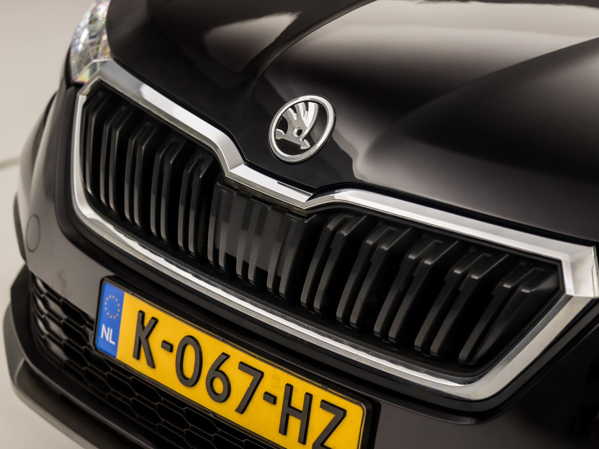 Škoda Kamiq 1.0 TSI Sport (VIRTUAL COCKPIT, APPLE CARPLAY, GROOT NAVI, TREKHAAK, PARKEERSENSOREN, SPORTSTOELEN, GETINT GLAS, CRUISE, NIEUWE APK, NIEUWSTAAT)