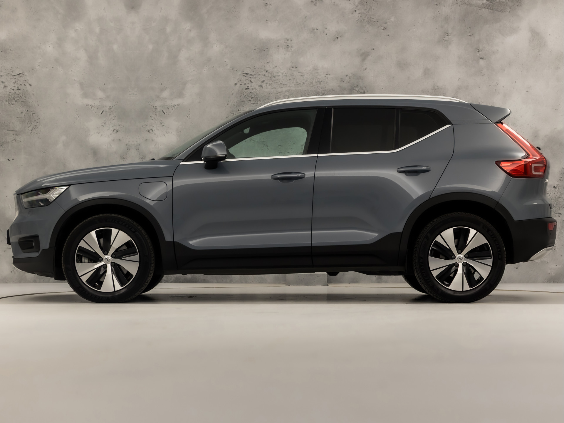Volvo XC40 1.5 T4 Recharge Inscription 211Pk Automaat (APPLE CARPLAY, STUUR/STOELVERWARMING, MEMORY SEATS, CAMERA, STOELVERWARMING ACHTER, KEYLESS, GETINT GLAS, ELEK ACHTERKLEP, ZWART HEMEL, NIEUWSTAAT)