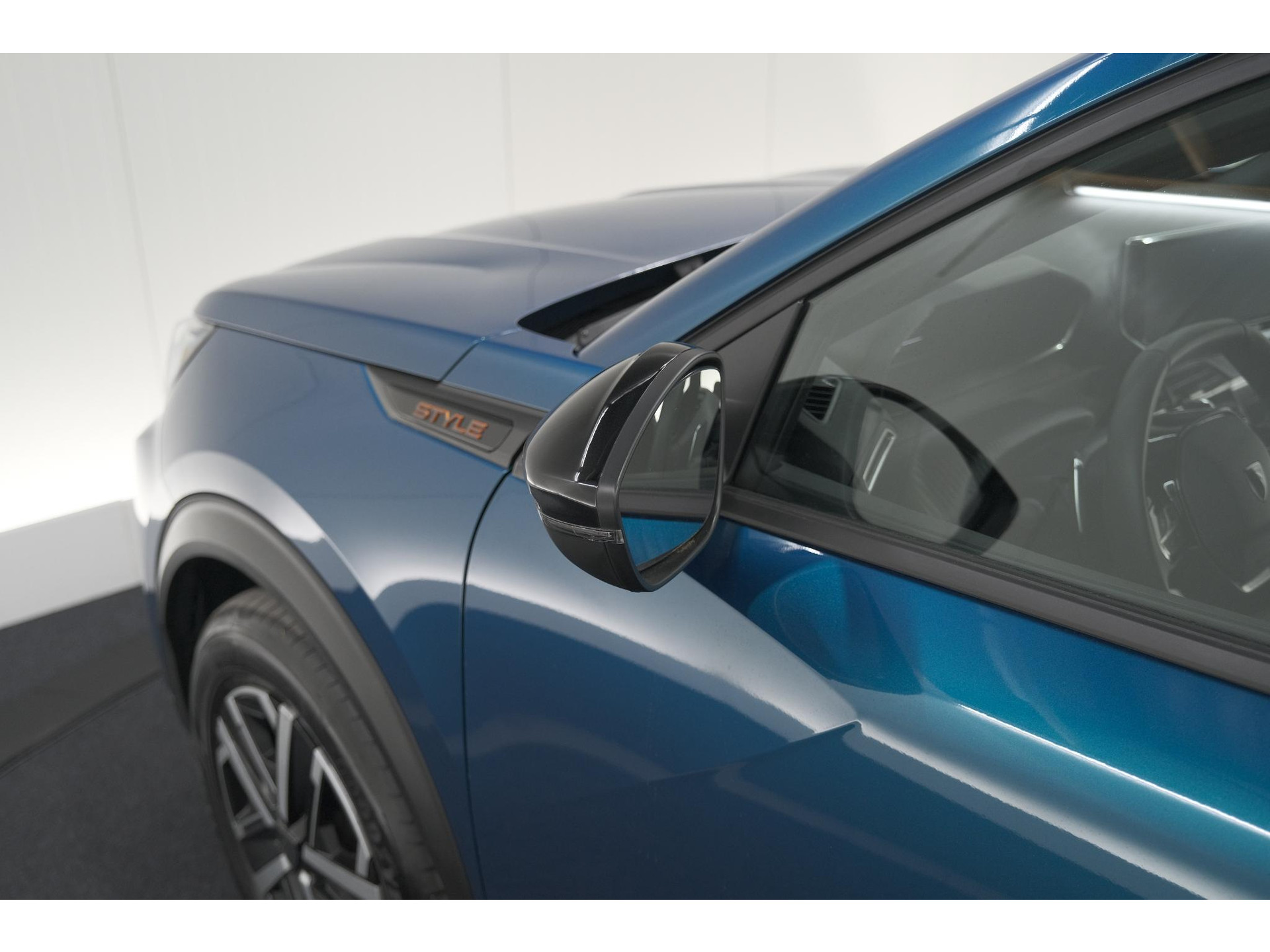 Peugeot 2008 Hybrid 136 e-DCS6 Style | Apple Carplay | Parkeersensoren | Climate control