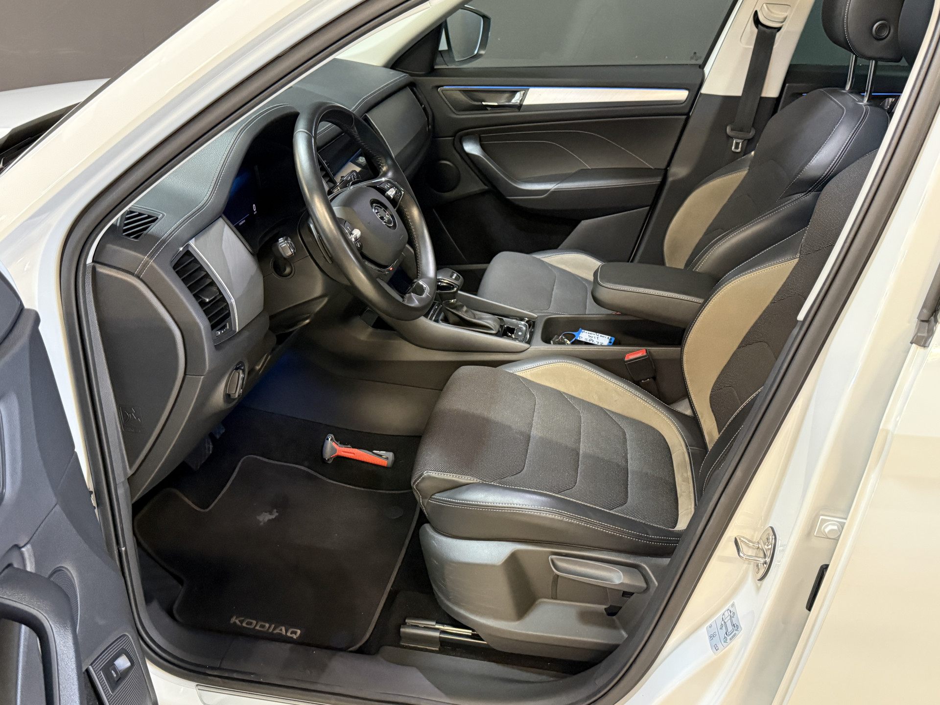 ŠKODA Kodiaq 1.5 TSI Business Edition | Panoramadak | Trekhaak | Apple Carplay | Dakdragers
