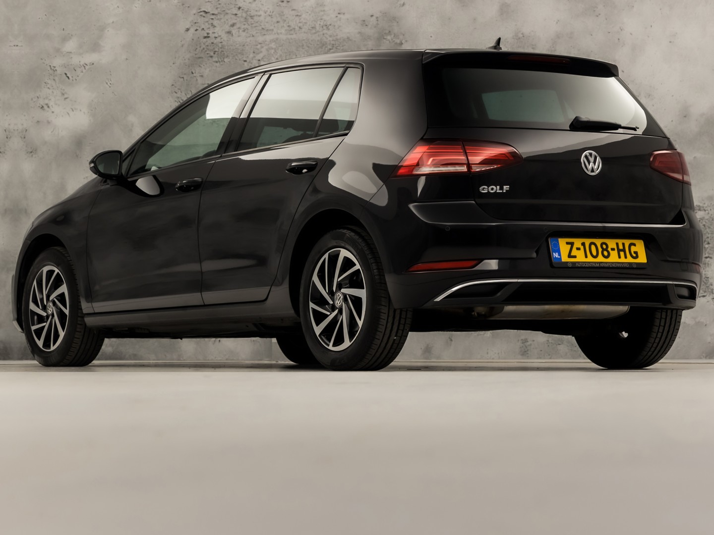Volkswagen Golf 1.0 TSI Sportline (APPLE CARPLAY, GROOT NAVI, CLIMATE, STOELVERWARMING, SPORTSTOELEN, LM VELGEN, GETINT GLAS, PARKEERSENSOREN, NIEUWSTAAT)