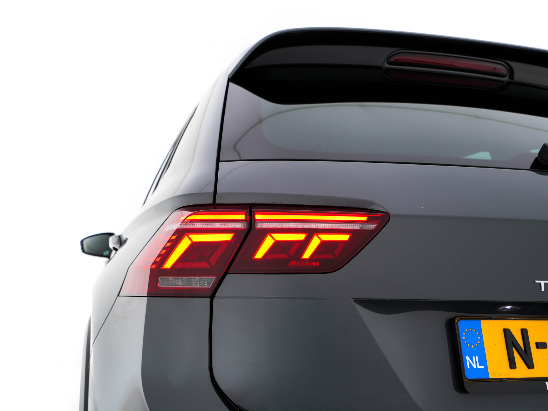 Volkswagen Tiguan 1.4 TSI R-Line Business+ (Plug-in) (INCL-BTW) Aut. *PANO | FULL-LED | ADAPTIVE-CRUISE | DIGI-COCKPIT | HEATED-COMFORTSEATS | NAV-FULLMAP | DAB+ | TOWBAR | PRIVACY-GLASS | ECC | PDC | 19''ALU