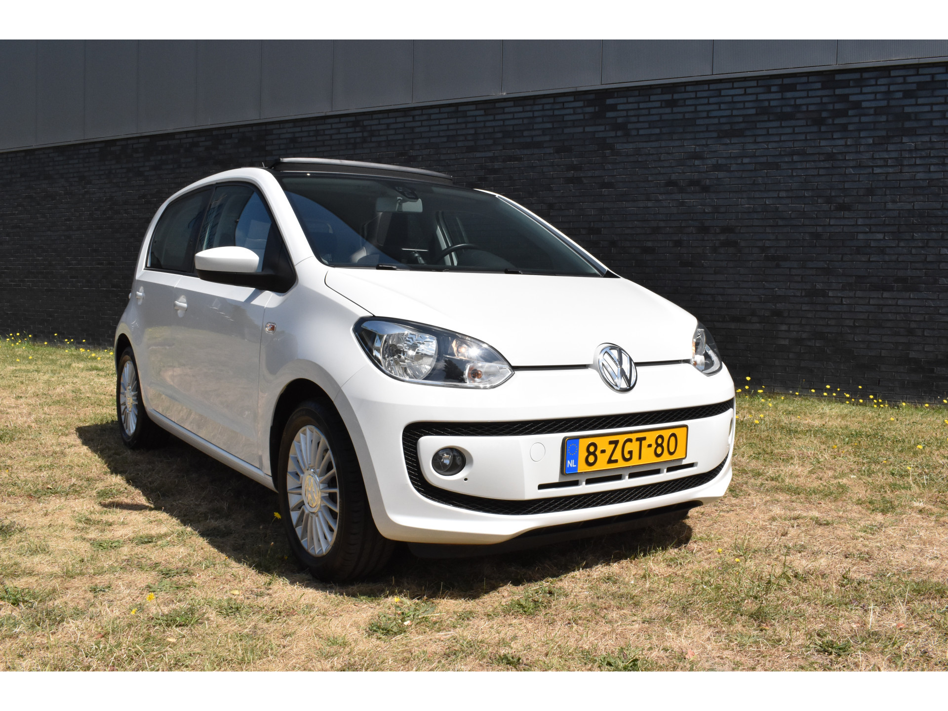 Volkswagen Up! 1.0 high up! BlueMotion Panodak Navigatie Pdc Lage km-stand