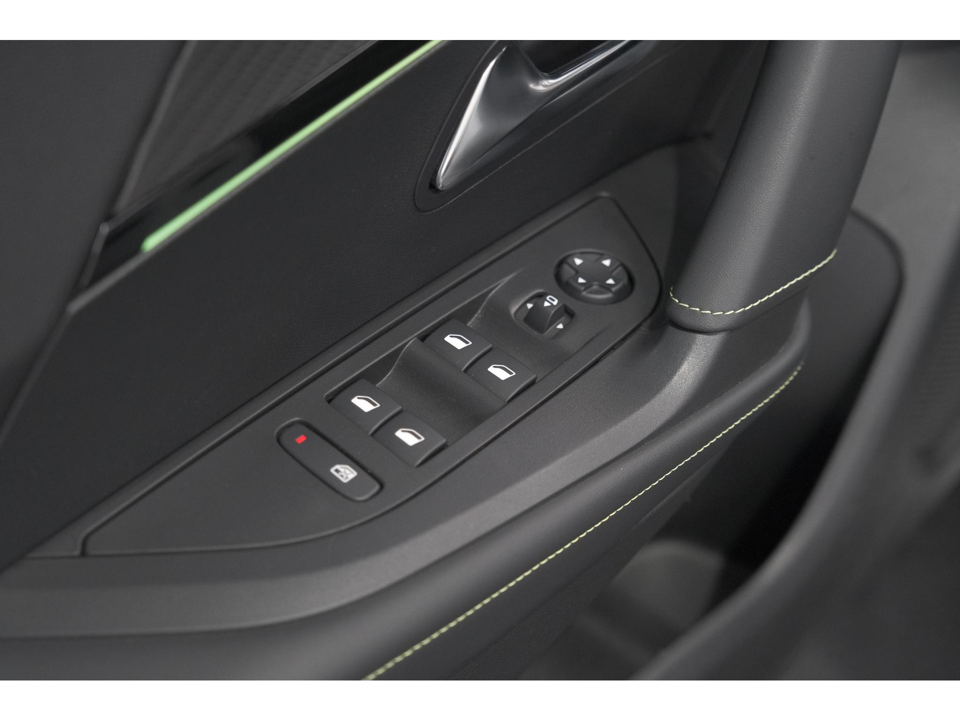 Peugeot 2008 PureTech 130 GT | Elektrisch Panoramadak | Camera | Dodehoekdetectie | Navigatie