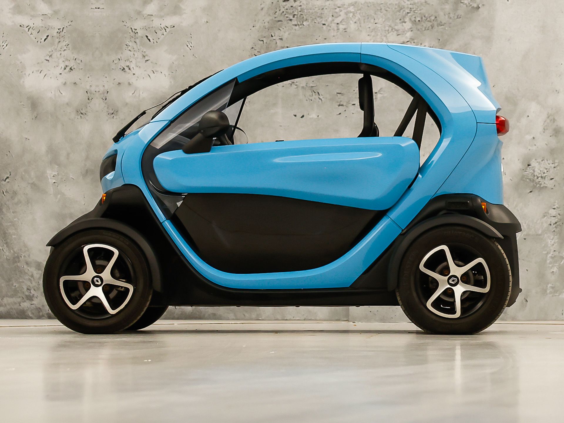 Renault Twizy Life Sport (45 KMH, BROMMER KENTEKEN, LED, ZWART LEDER, PARKEERSENSOREN, SPORTSTOEL, NIEUWSTAAT)