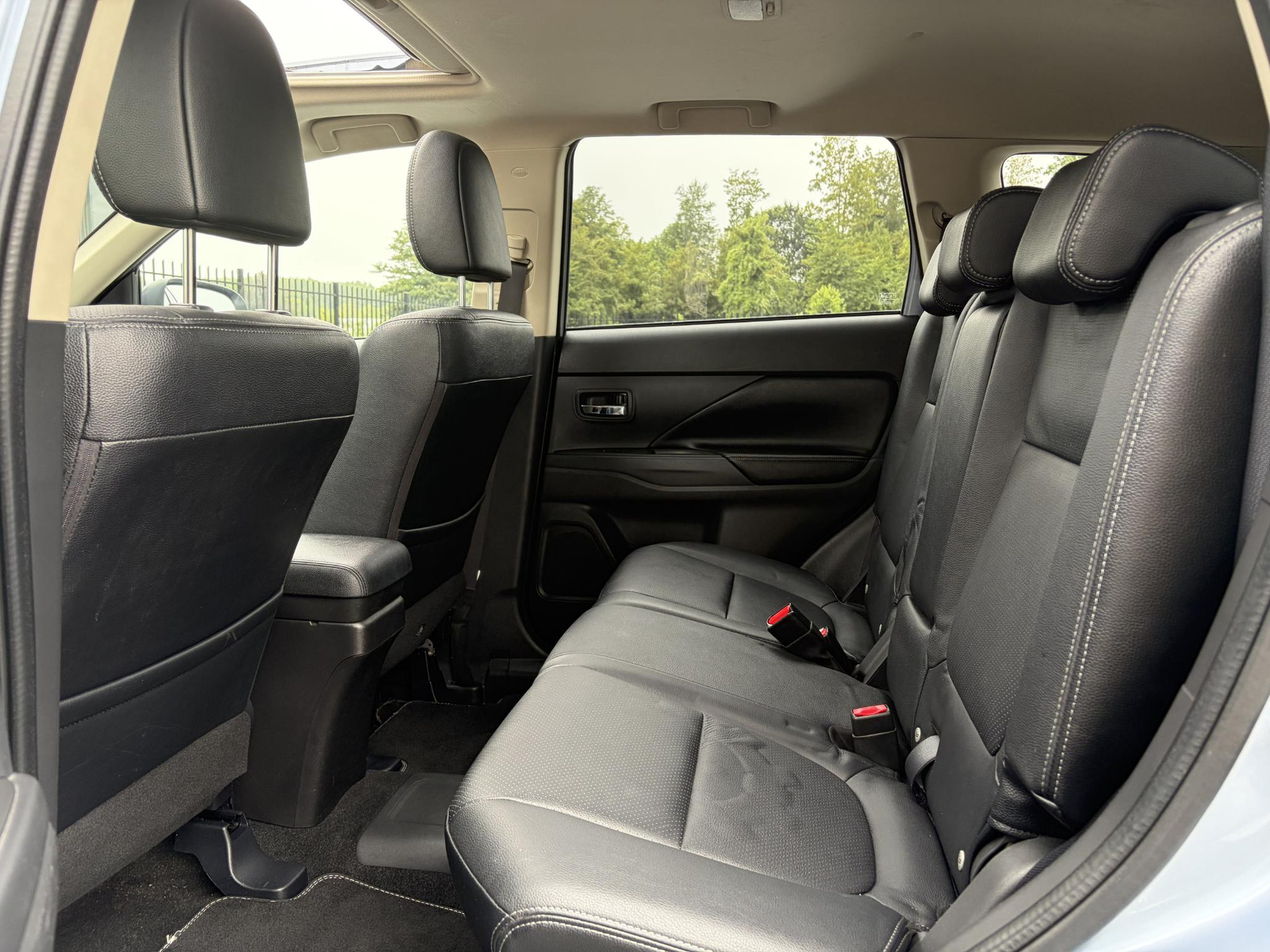 Mitsubishi Outlander 2.0 PHEV Executive Edition Trekhaak,Schuifdak,Leder,Stoelverw-Koeling,Camera,Navi,Keyless,Clima,Cruise,Lm velgen,Pdc,V+A,Rijstrooksensor,Extra velgen,N.A.P,Nieuwe Apk bij Aflevering