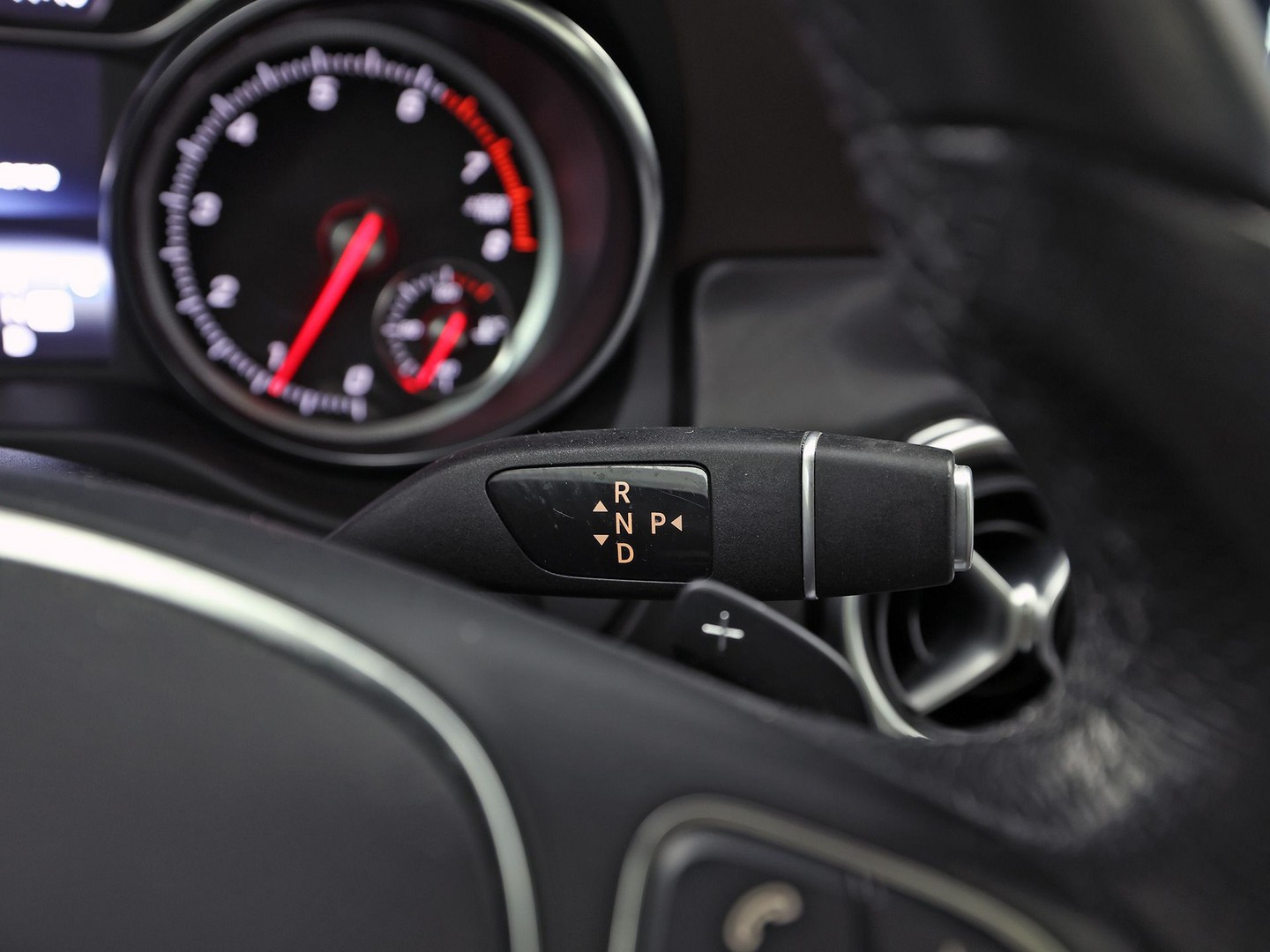Mercedes-Benz GLA-klasse 250 4Matic Premium AMG Sport 211Pk Automaat (PANORAMADAK, MEMORY SEATS, GROOT NAVI, CAMERA, TREKHAAK, SPORTSTOELEN, GETINT GLAS, BRUIN LEDER, STOELVERWARMING, NIEUWSTAAT)