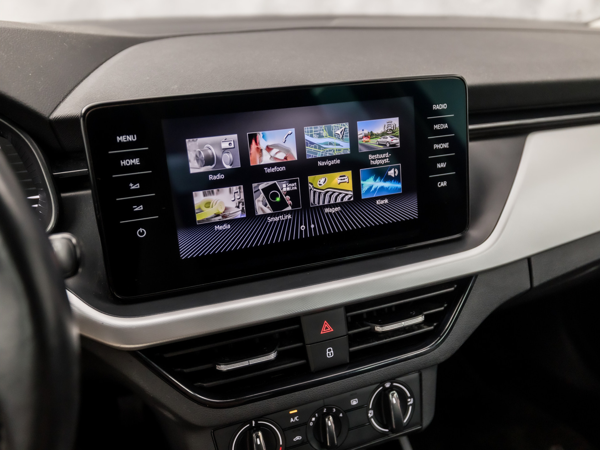 Škoda Kamiq 1.0 TSI Sport (VIRTUAL COCKPIT, APPLE CARPLAY, GROOT NAVI, TREKHAAK, PARKEERSENSOREN, SPORTSTOELEN, GETINT GLAS, CRUISE, NIEUWE APK, NIEUWSTAAT)