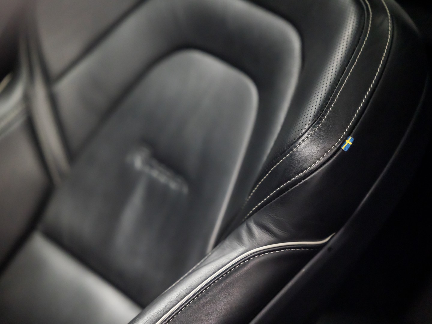 Volvo XC90 2.0 T8 Twin Engine AWD R-Design 7 Persoons 408Pk Automaat (PANORAMADAK, 1e EIGENAAR, LUCHTVERING, APPLE CARPLAY, BOWERS&WILKINS, HEAD-UP DISPLAY, STUUR/STOELVERWARMING, CAMERA, ELEK ACHTERKLEP, NIEUWSTAAT)