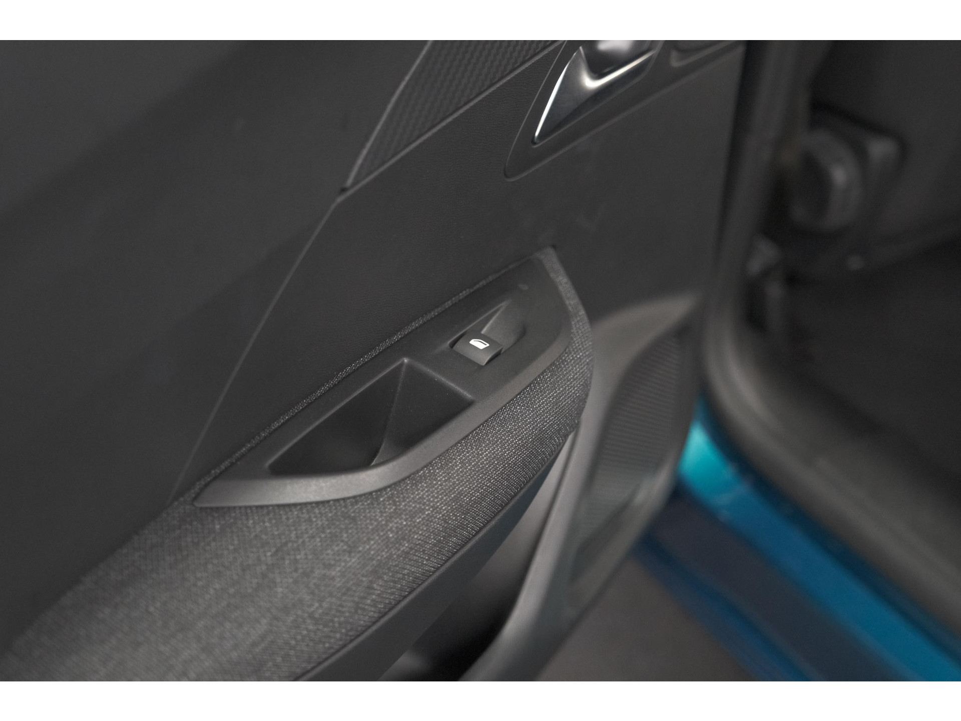 Peugeot 2008 Hybrid 136 e-DCS6 Style | Apple Carplay | Parkeersensoren | Climate control