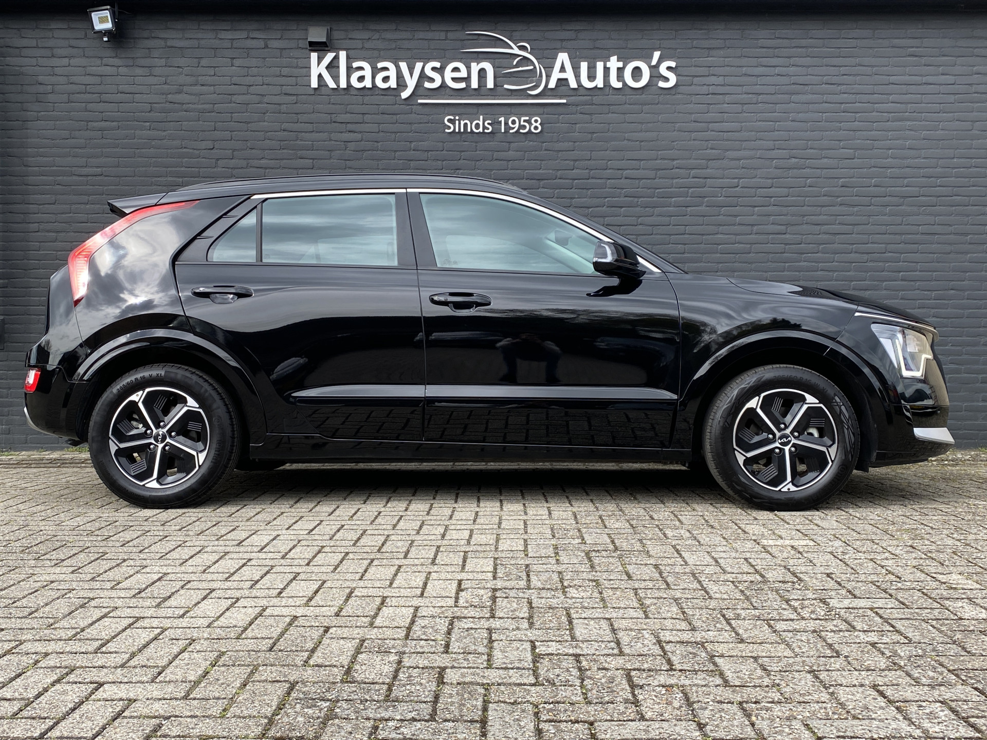 Kia Niro 1.6 GDi PHEV 184 pk DynamicLine AUT. | 1e eigenaar | navigatie | adaptieve cruise | camera | 2 laadkabels | keyless entry