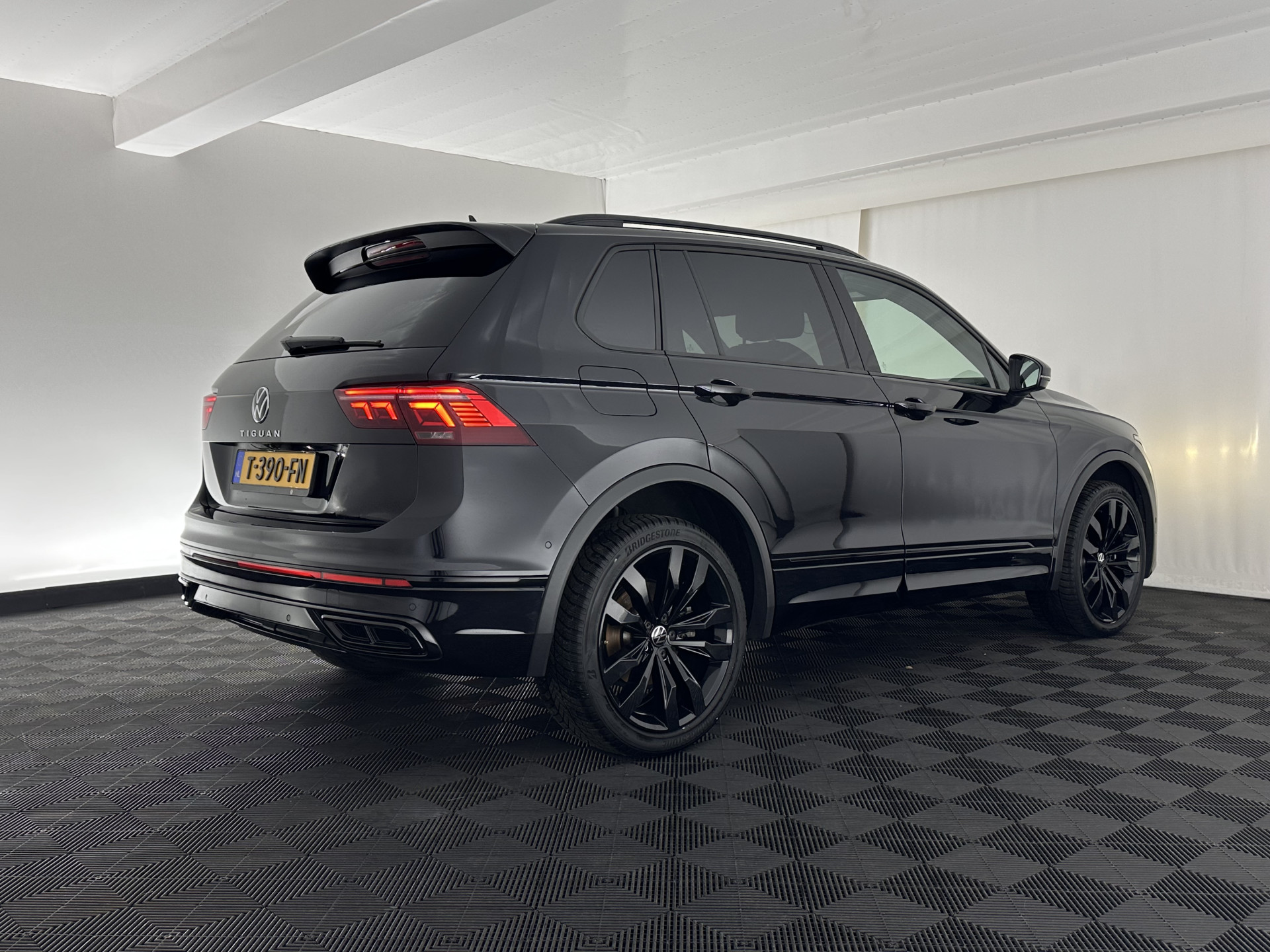 Volkswagen Tiguan 1.4 TSI Black-Style R-Line Business eHybrid ( Plug-in ) (INCL-BTW) *HEAD-UP | FULL-LED | ADAPTIVE-CRUISE | TOPVIEW | KEYLESS | DIGI-COCKPIT | HEATED-COMFORTSEATS | NAVI-FULLMAP | DAB+ | PRIVACYGLASS | ECC | CARPLAY | PDC | 20''ALU