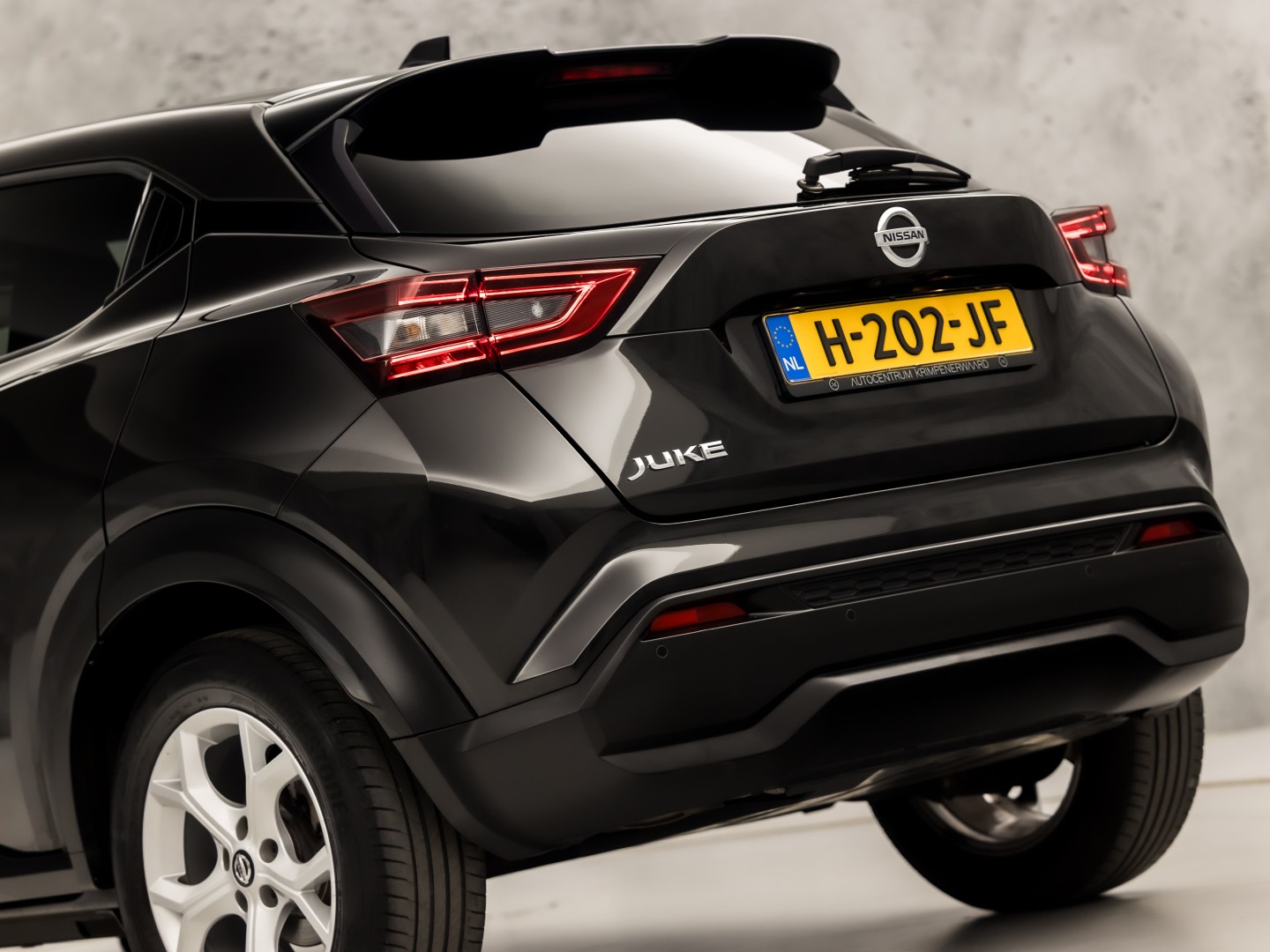 Nissan Juke 1.0 DIG-T N-Connecta Black Sport (APPLE CARPLAY, NAVIGATIE, CLIMATE, CAMERA, SPORTSTOELEN, GETINT GLAS, CRUISE, NIEUWSTAAT)