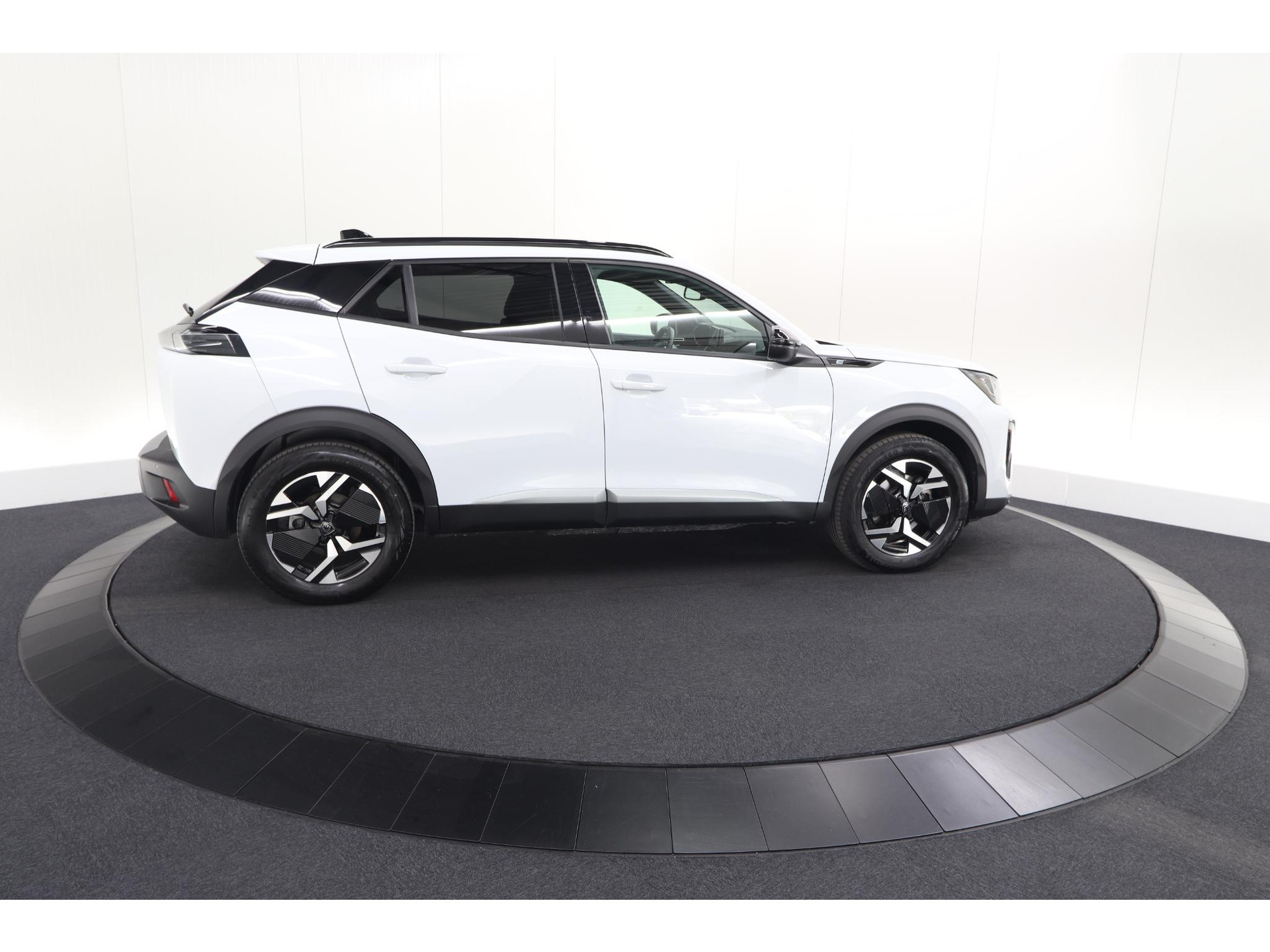 Peugeot e-2008 EV Allure 54 kWh | 97,9% SOH | 11 KW Lader | Apple Carplay | Parkeersensoren