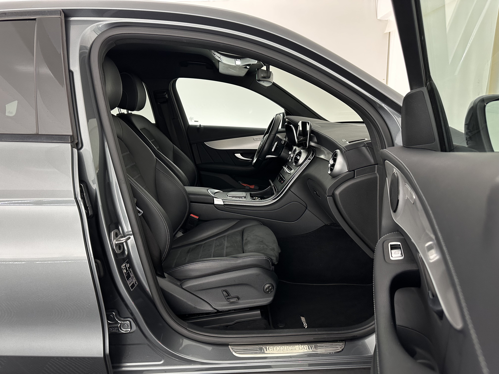 Mercedes-Benz GLC-klasse Coupé 300de 4MATIC Business Solution AMG (Plug-in) (INCL.BTW) *LEATHER-FABRIC | FULL-LED | CAMERA | HEATED-SPORTSEATS | NAVI-FULLMAP | PRIVACYGLASS | SHIFTPADDLES | DAB+ | ECC | PDC | CRUISE | 19''ALU*