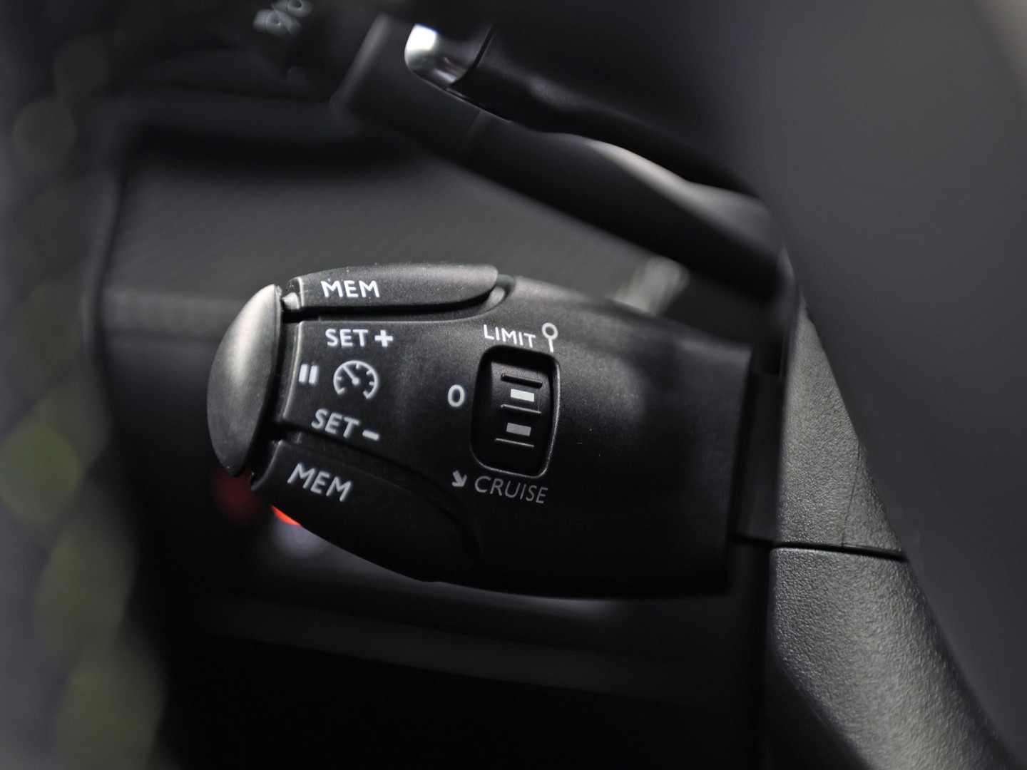 Peugeot 208 1.2 PureTech GT-Line Automaat (VIRTUAL COCKPIT, APPLE CARPLAY, GROOT NAVI, LEDER, 360 CAMERA, SPORTSTOELEN, GETINT GLAS, LM VELGEN, LANE ASSIST, NIEUWSTAAT)