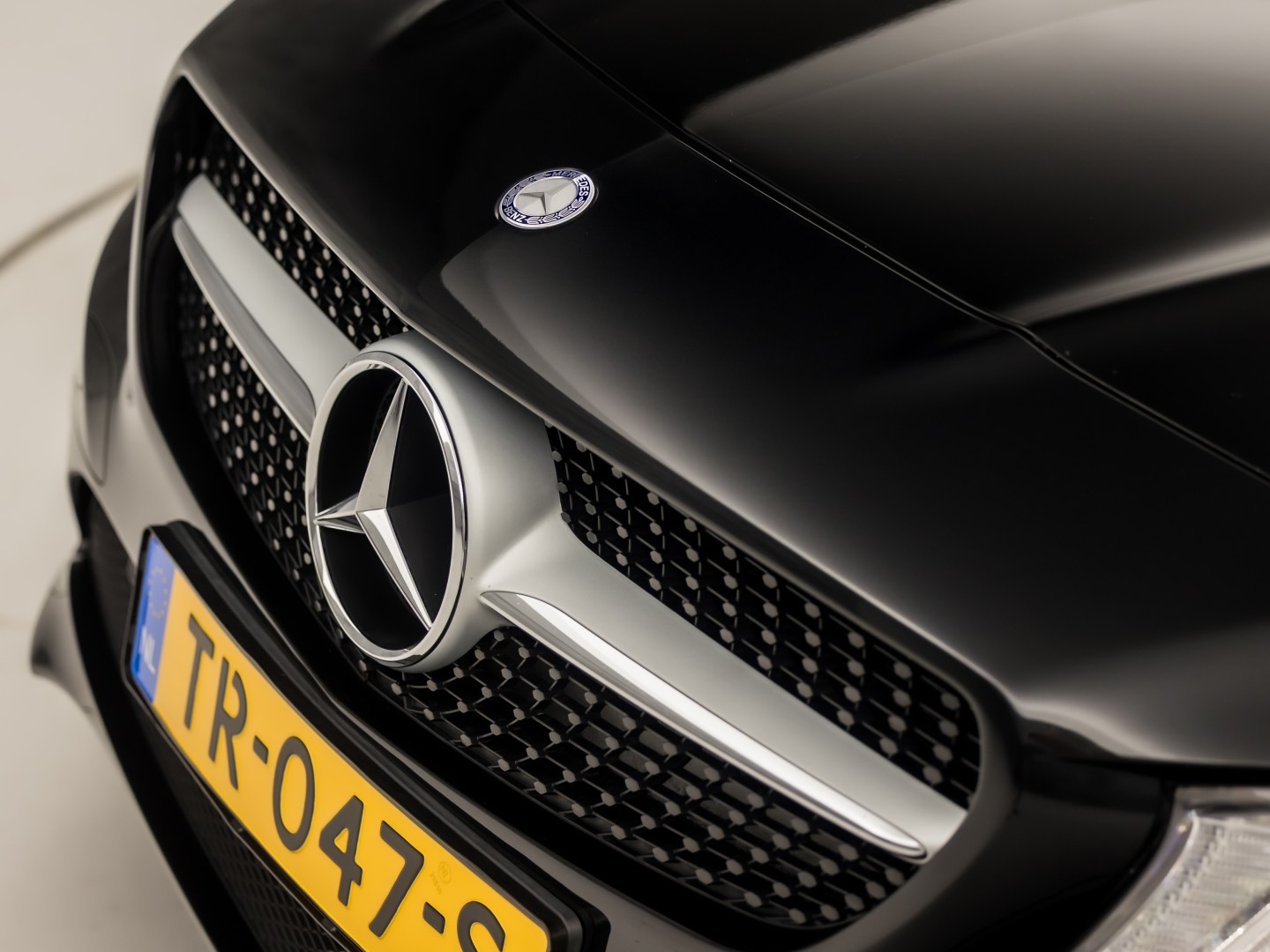 Mercedes-Benz CLA-Klasse 180 AMG Sport Automaat (GROOT NAVI, LEDER, ZWART HEMEL, STOELVERWARMING, SPORTSTOELEN, GETINT GLAS, CRUISE, NIEUWE APK, NIEUWSTAAT)