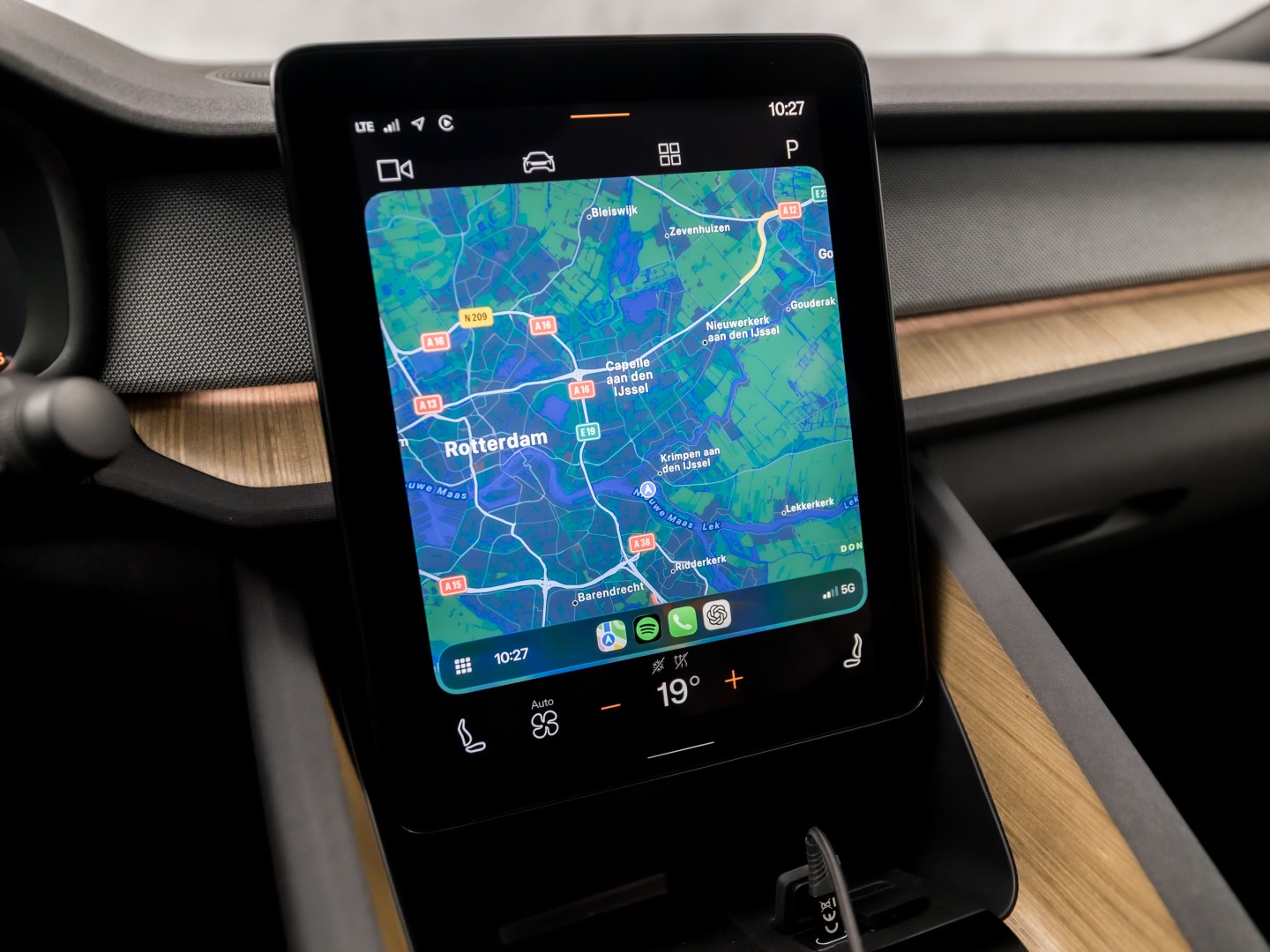 Polestar 2 Long Range Dual Motor Launch Edition 78kWh 408Pk Automaat (PANORAMADAK, HARMAN/KARDON, APPLE CARPLAY, 360 CAMERA, STOELVENTILATIE, MEMORY SEATS, GETINT GLAS, TREKHAAK, ELEK ACHTERKLEP, NIEUWSTAAT)