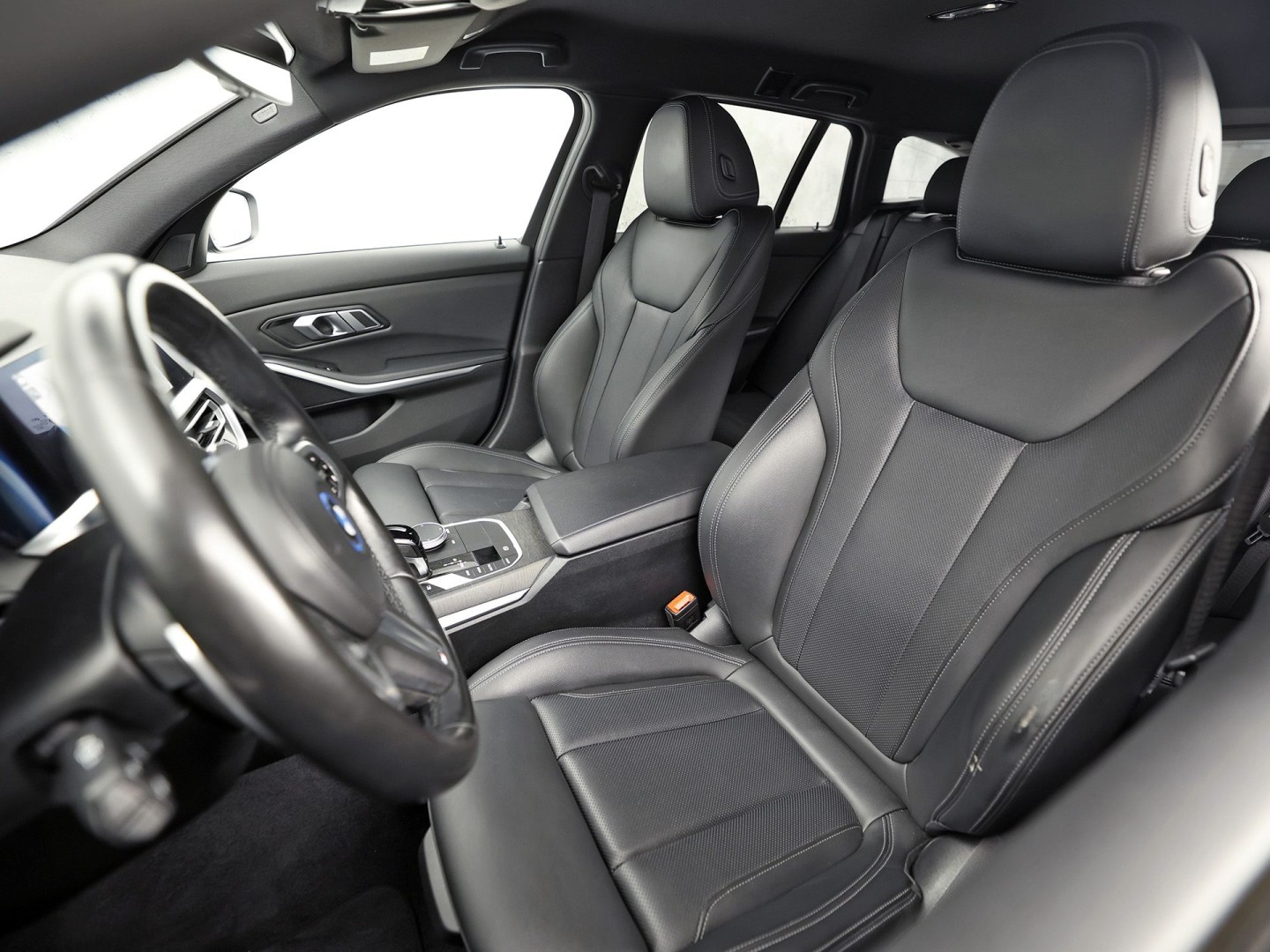 BMW 3-serie Touring 320e High Executive 204Pk Automaat (APPLE CARPLAY, M STUUR, GROOT NAVI, STOELVERWARMING, CAMERA, LEDER, SPORTSTOELEN, GETINT GLAS, ZWART HEMEL, NIEUWE APK, NIEUWSTAAT)