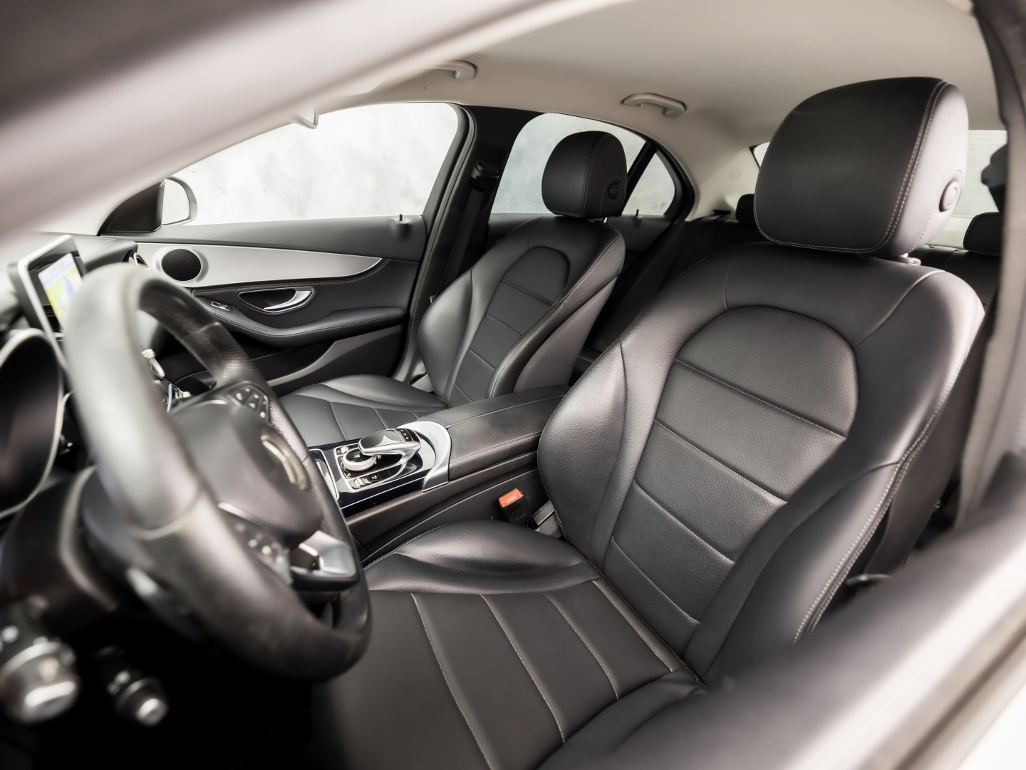 Mercedes-Benz C-Klasse 180 AMG Sport 156Pk Automaat (NAVIGATIE, LEDER, GETINT GLAS, ELEK SPORTSTOELEN, CRUISE, LED KOPLAMPEN, NIEUWSTAAT)