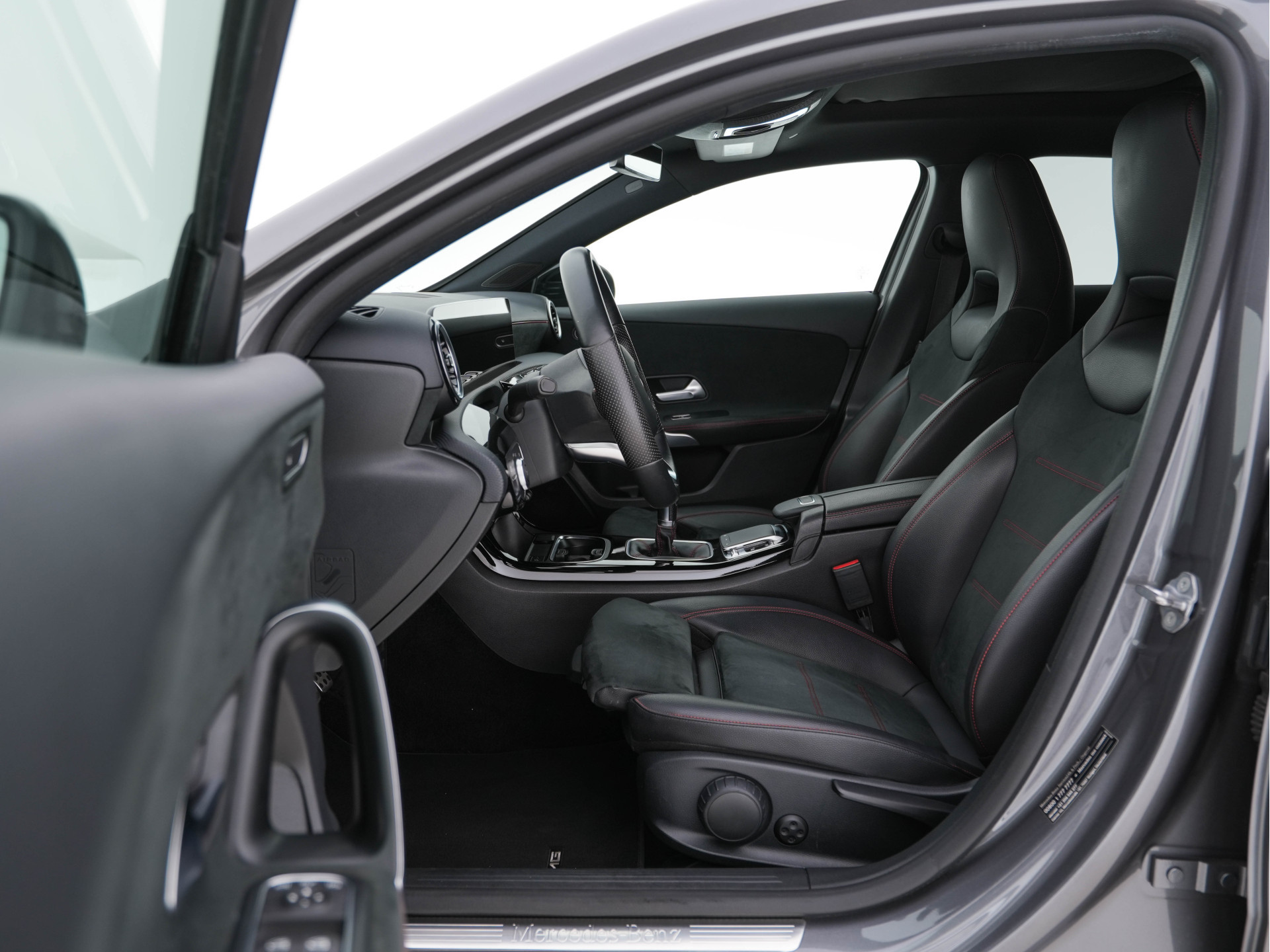 Mercedes-Benz A-klasse 180 AMG-Sport-Pack Business Solution *PANO | WIDESCREEN-DIGI-COCKPIT | FULL-LED | LEATHER-MICROFIBRE | CAMERA | ECC | PDC | CRUISE | HEATED-SPORTSEATS | PRIVACY-GLASS | 18"ALU*