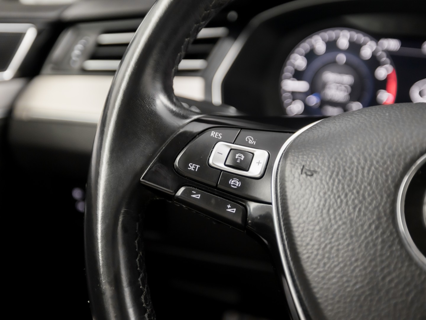 Volkswagen Passat Variant 1.5 TSI Highline Sportline 150Pk Automaat (VIRTUAL COCKPIT, APPLE CARPLAY, GROOT NAVI, CAMERA, LEDER/ALCANTARA, GETINT GLAS, KEYLESS, NIEUWSTAAT)