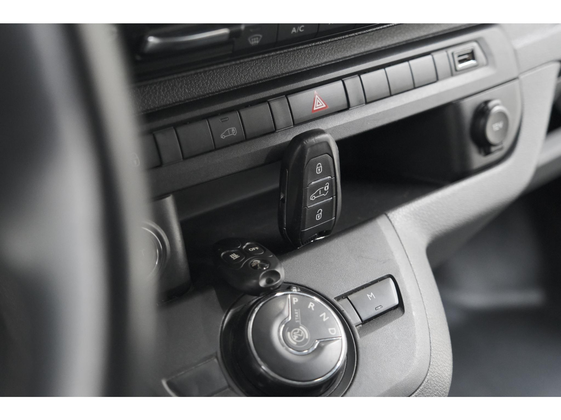 Peugeot Expert 2.0 BlueHDI 180 Automaat Standard Premium | Standkachel | Trekhaak | Head-Up Display | Camera | Apple Carplay | Laadruimte Betimmering