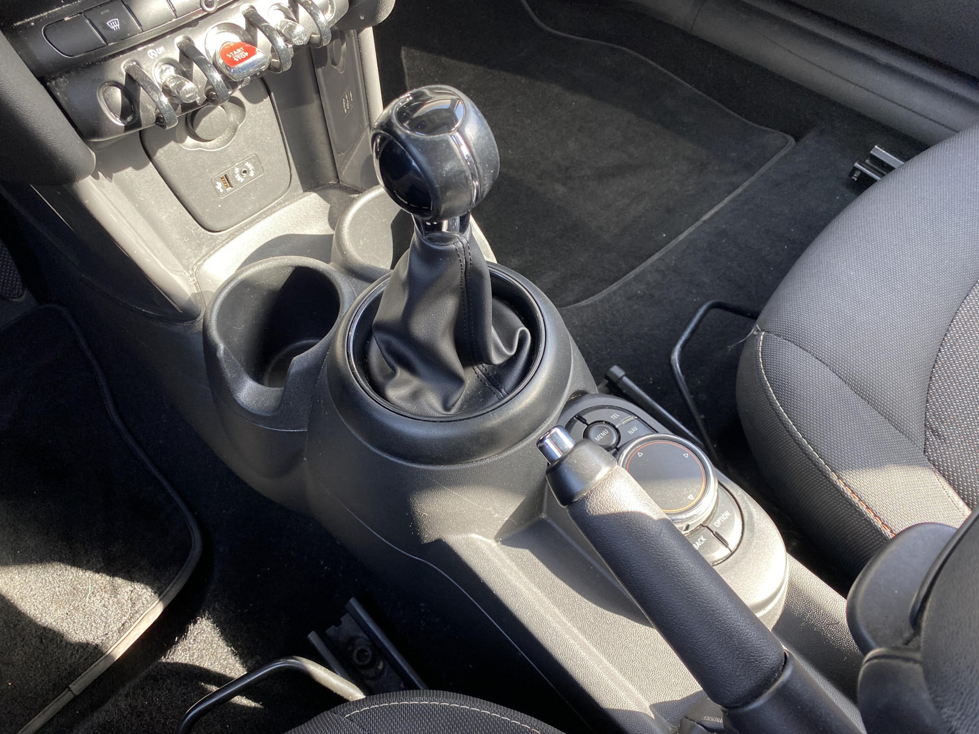 MINI Mini 1.5 Cooper Pepper 136 pk | navigatie | panoramadak | bluetooth | cruise control | chromen details | trekhaak