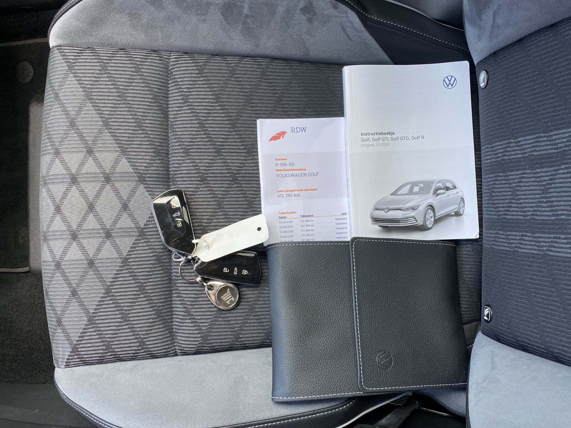 Volkswagen Golf 1.5 eTSI R-Line AUT. | dealer onderh. | panoramadak | stoel-/stuurverw. | keyless | trekhaak | carplay